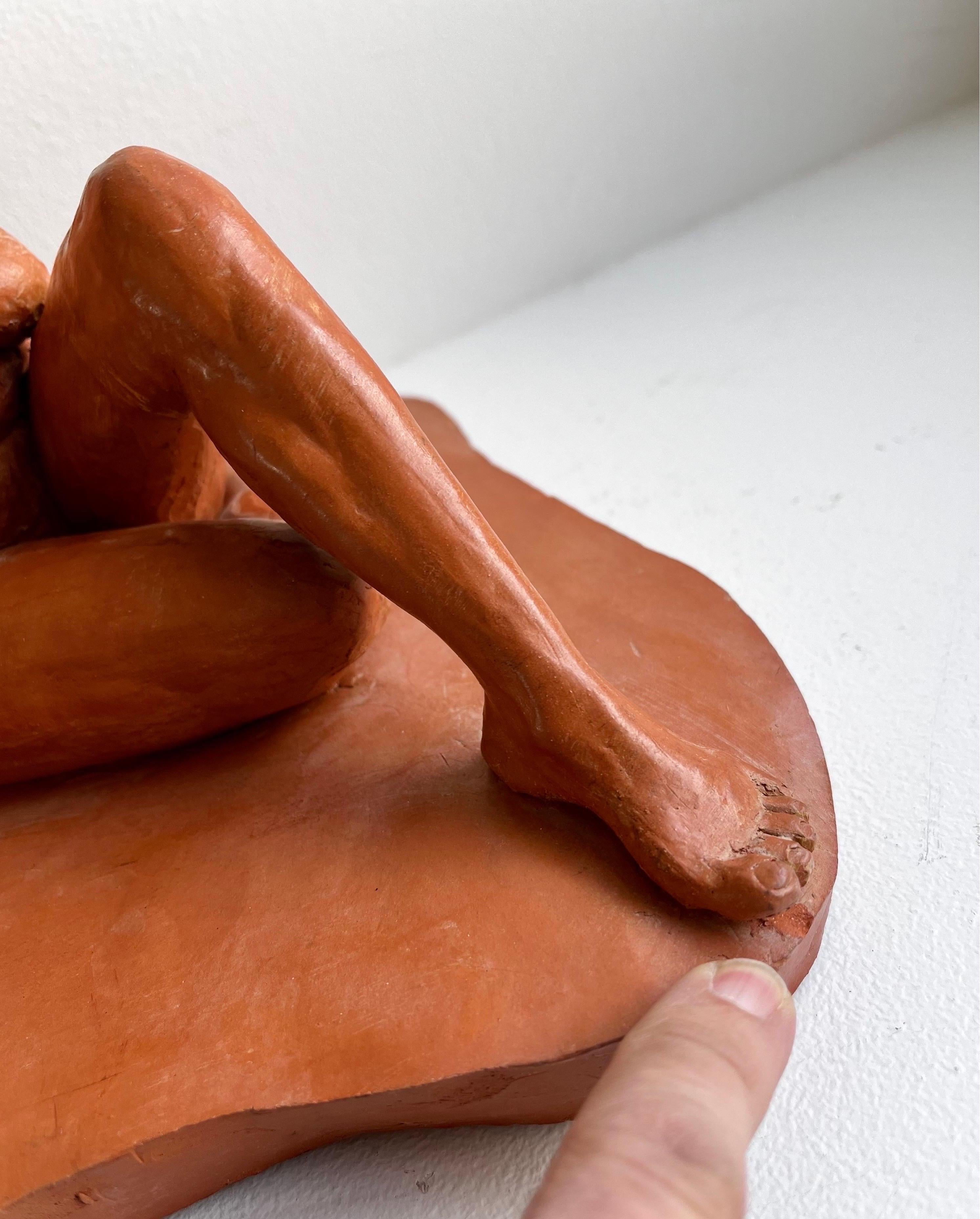 Sculpture en terre cuite rouge représentant un nu assis, vers 1960 en vente 9