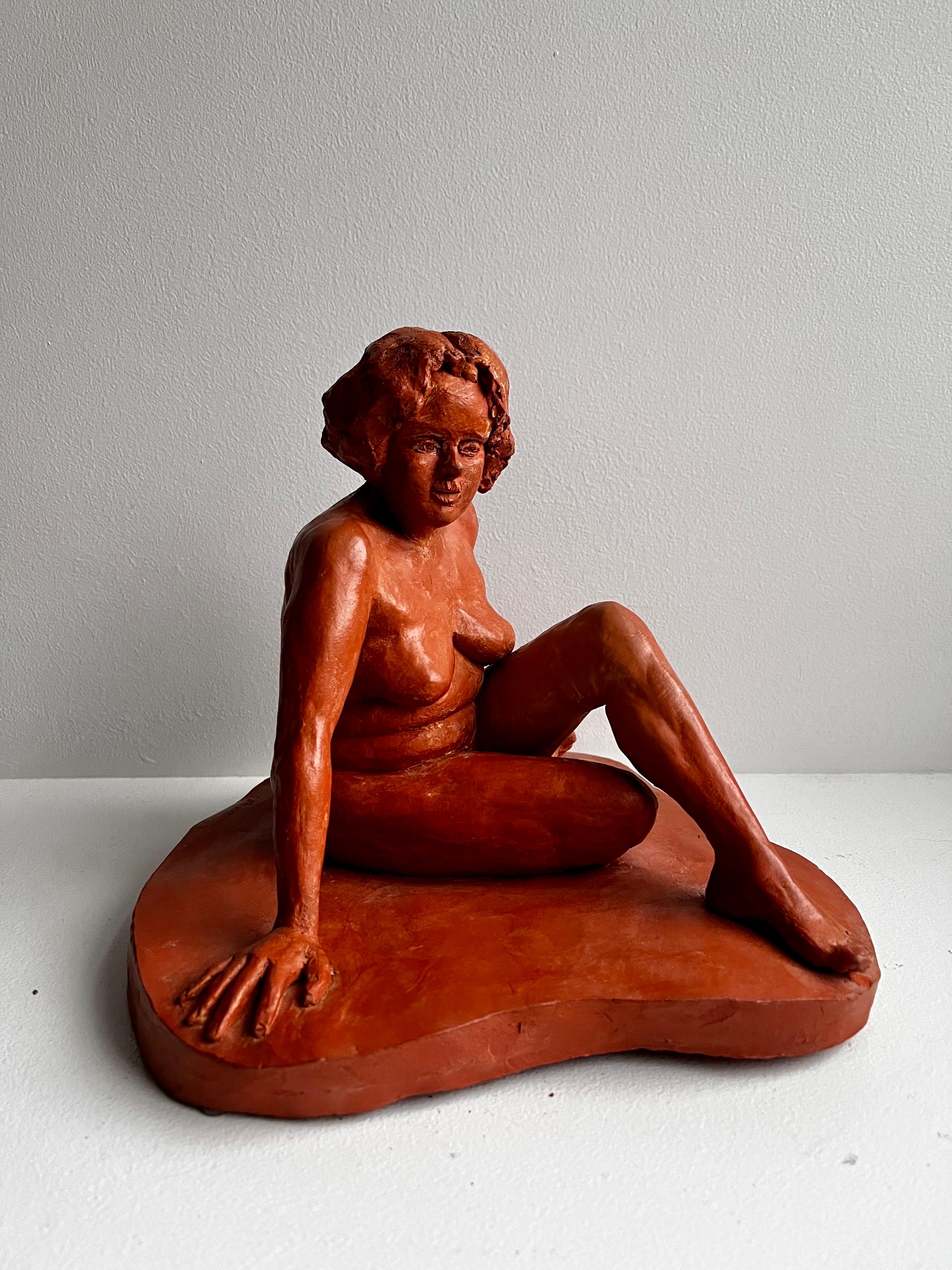 Sculpture en terre cuite rouge représentant un nu assis
vers 1960
signé - artiste inconnu 

belle couleur et taille
petit éclat près du pied
