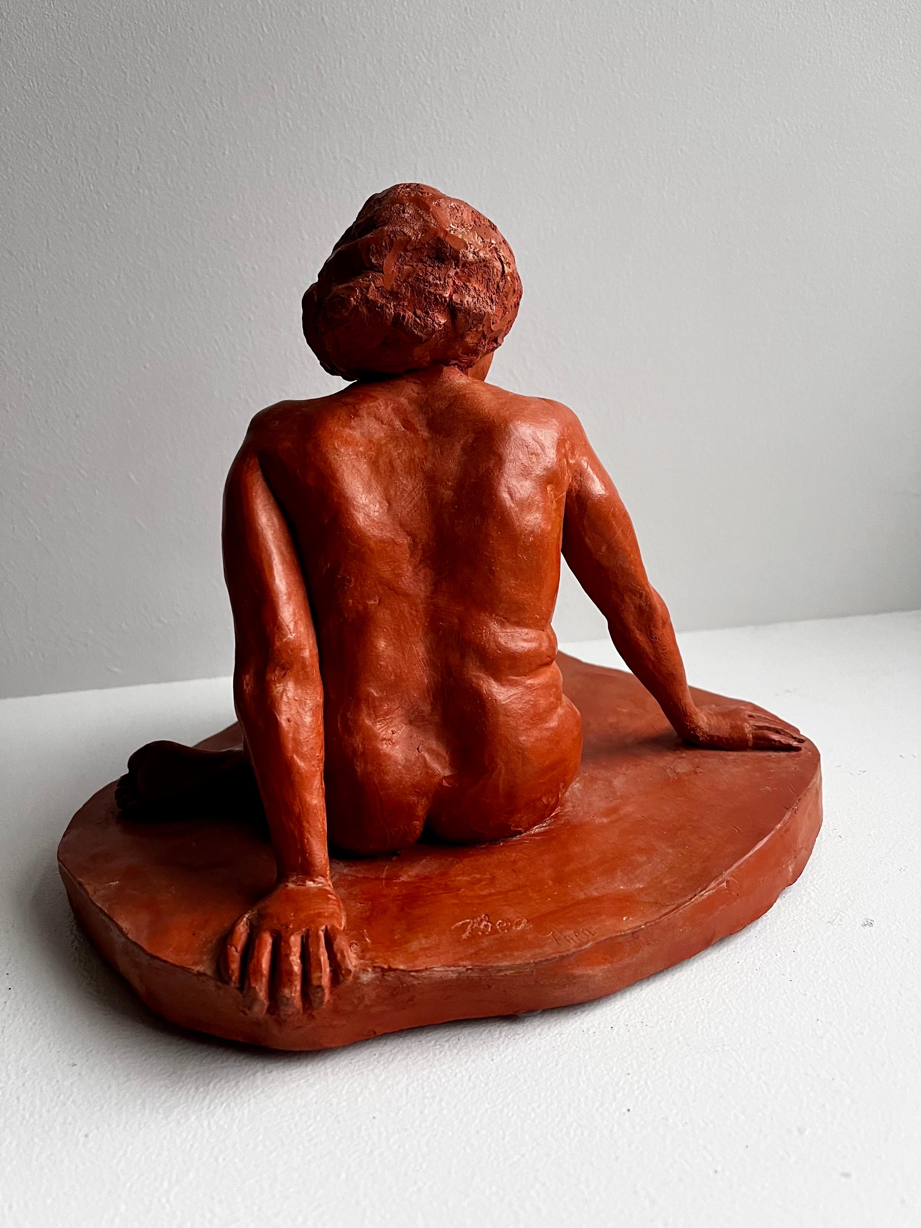 Moderne Sculpture en terre cuite rouge représentant un nu assis, vers 1960 en vente