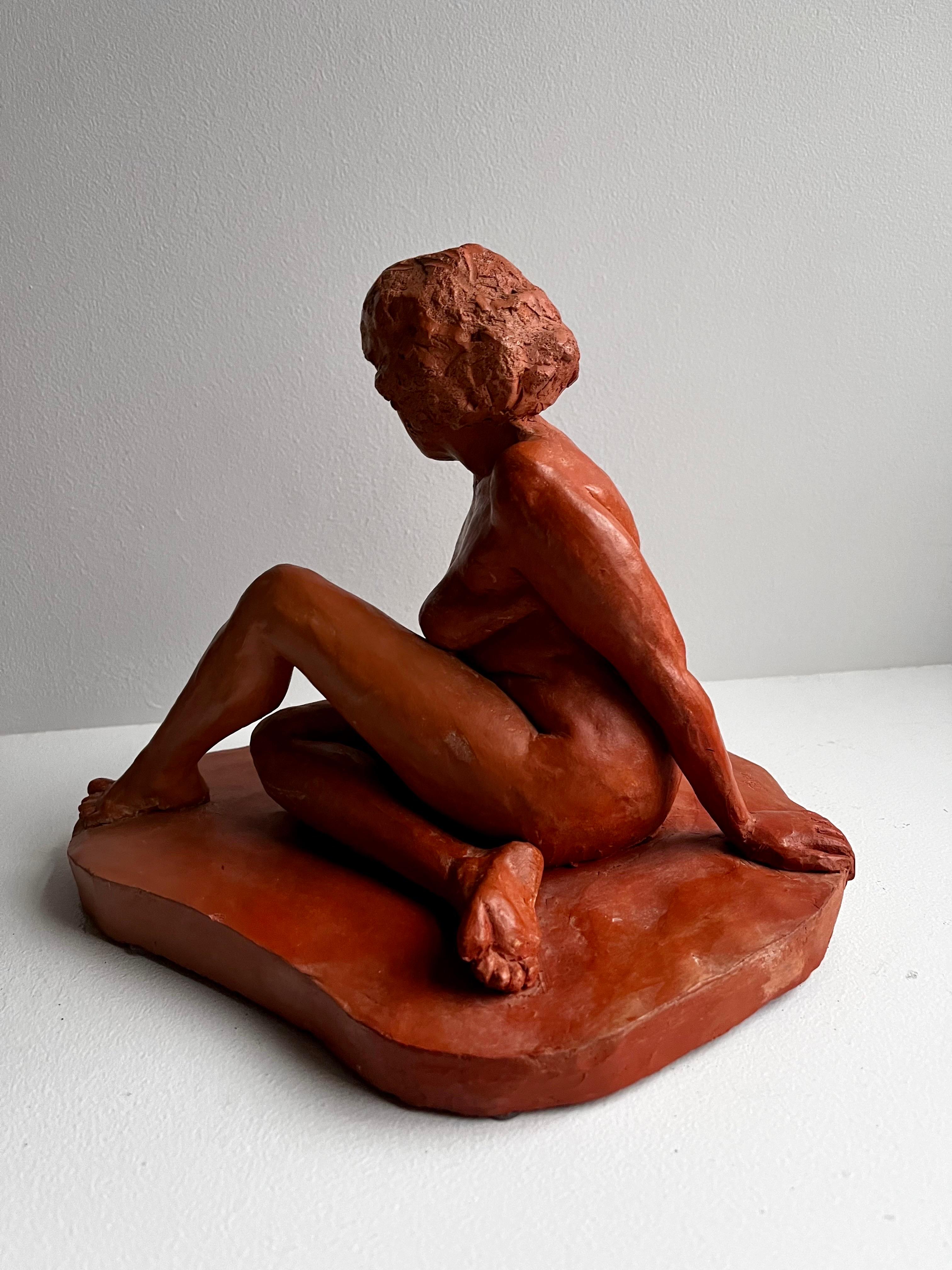 Rote Terrakotta-Skulptur eines sitzenden Aktes, um 1960 (amerikanisch) im Angebot