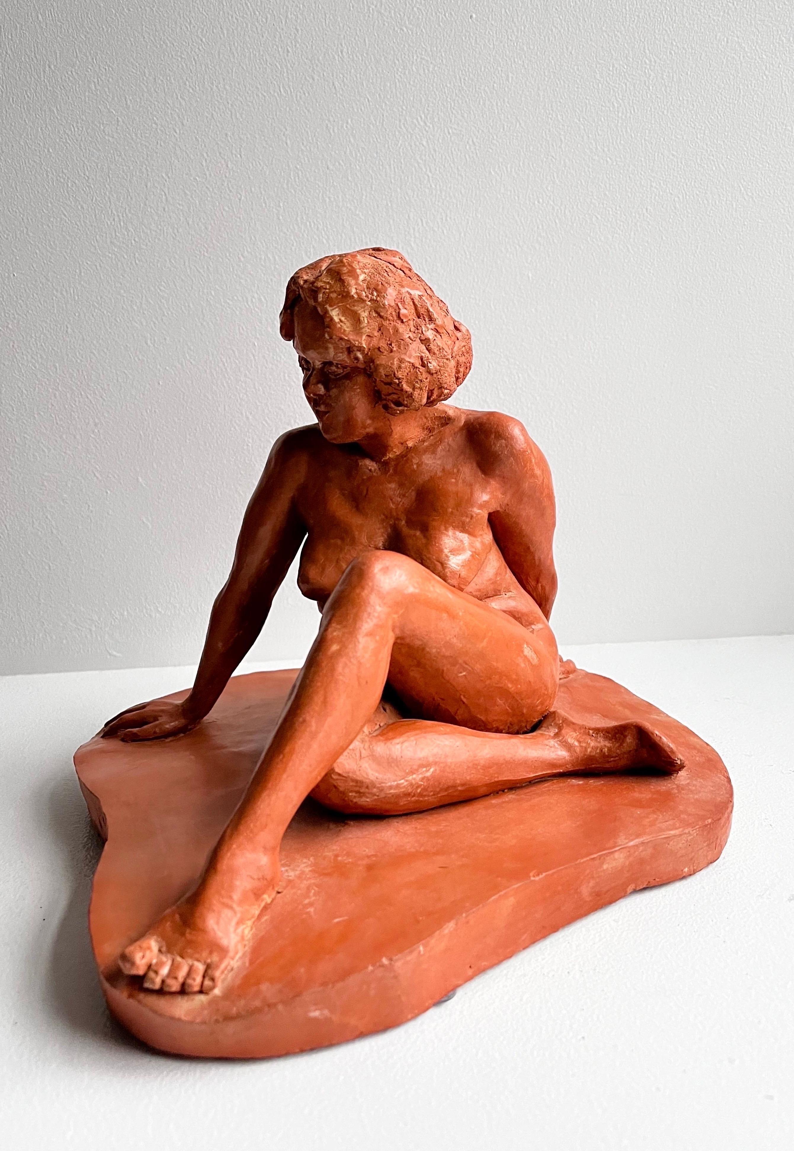 Rote Terrakotta-Skulptur eines sitzenden Aktes, um 1960 (Mitte des 20. Jahrhunderts) im Angebot