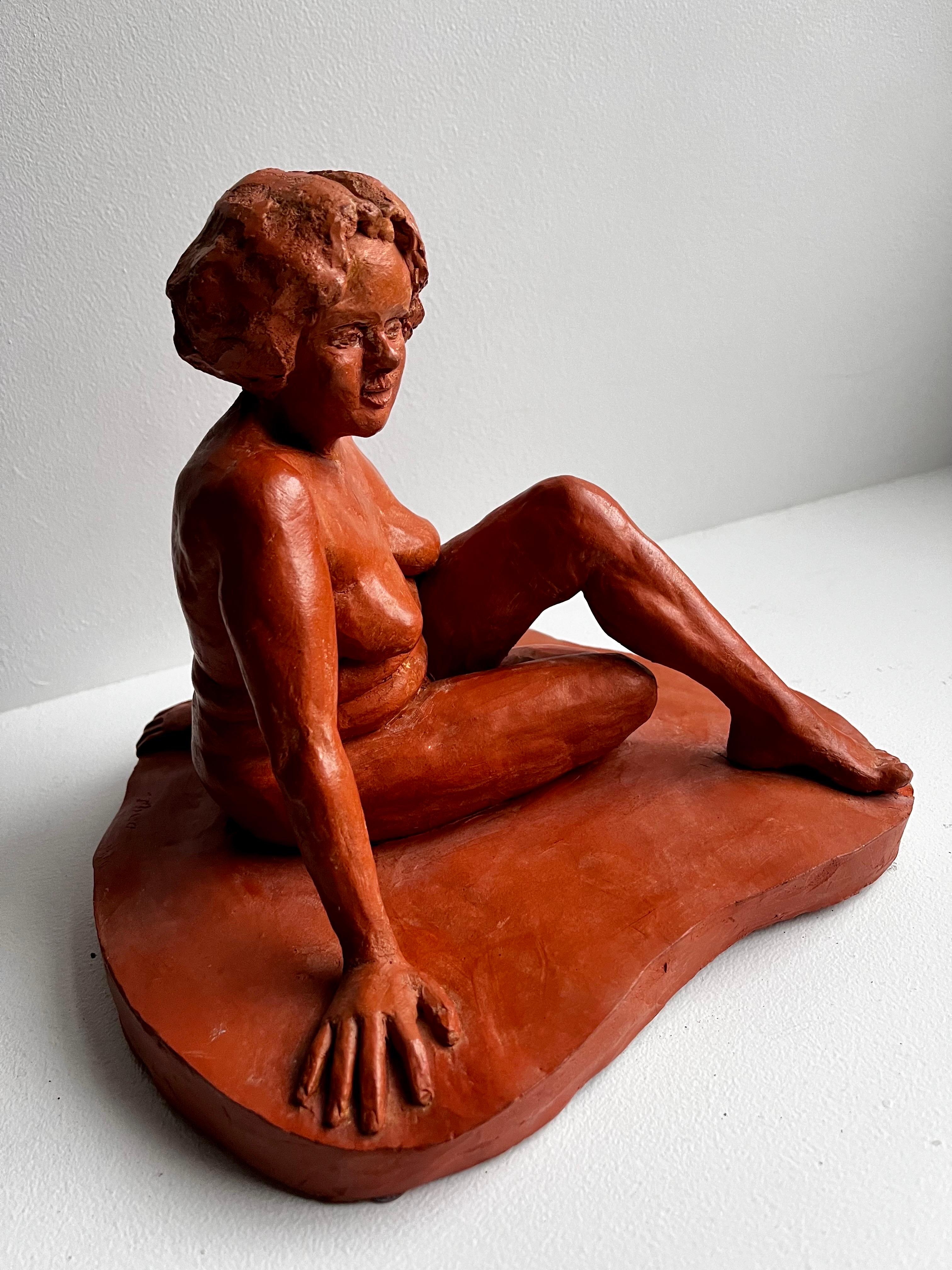 Terre cuite Sculpture en terre cuite rouge représentant un nu assis, vers 1960 en vente