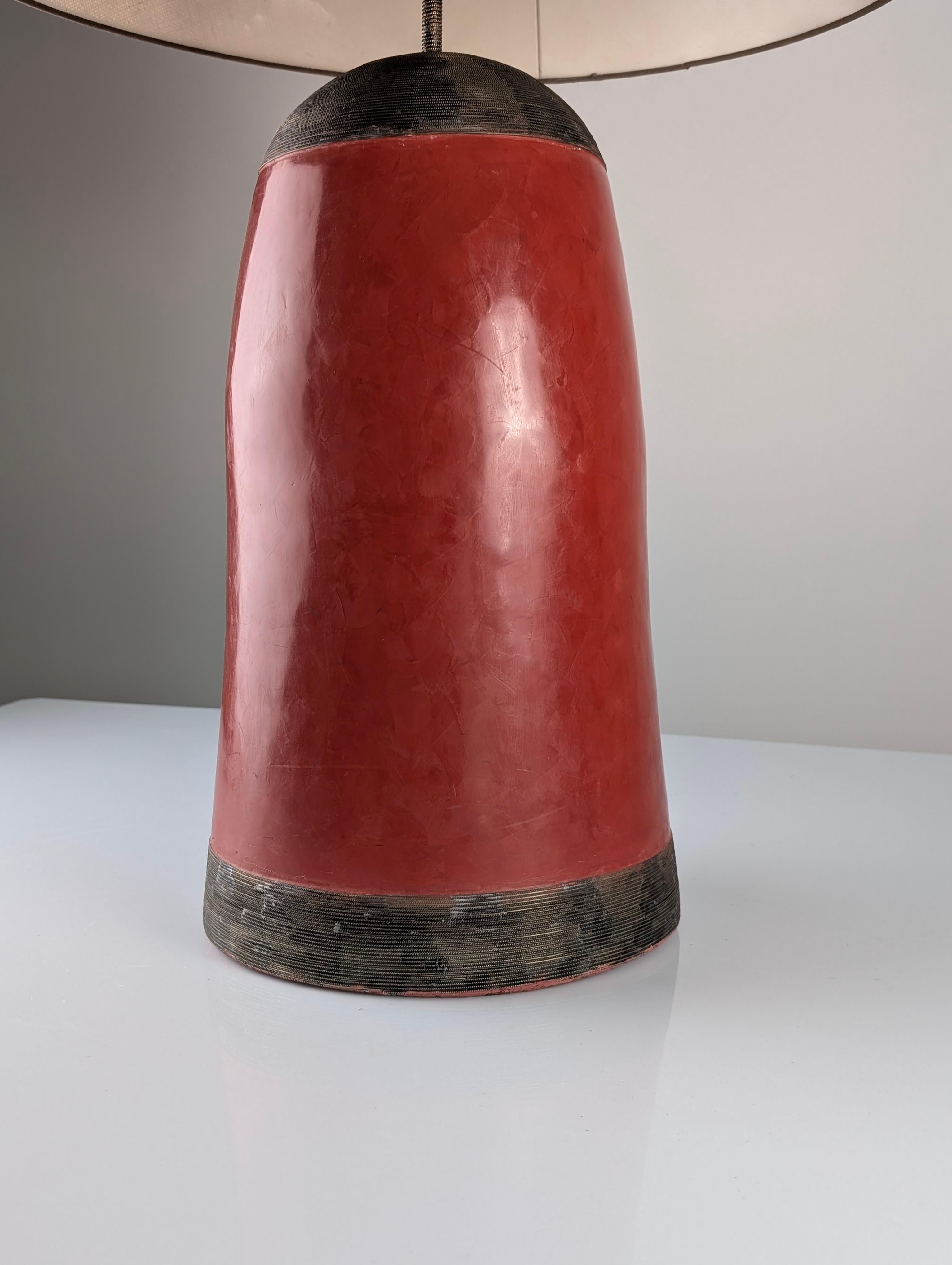 Lámpara de sobremesa de terracota roja con filigrana de metal, diseño vintage de los años 80 en venta 4