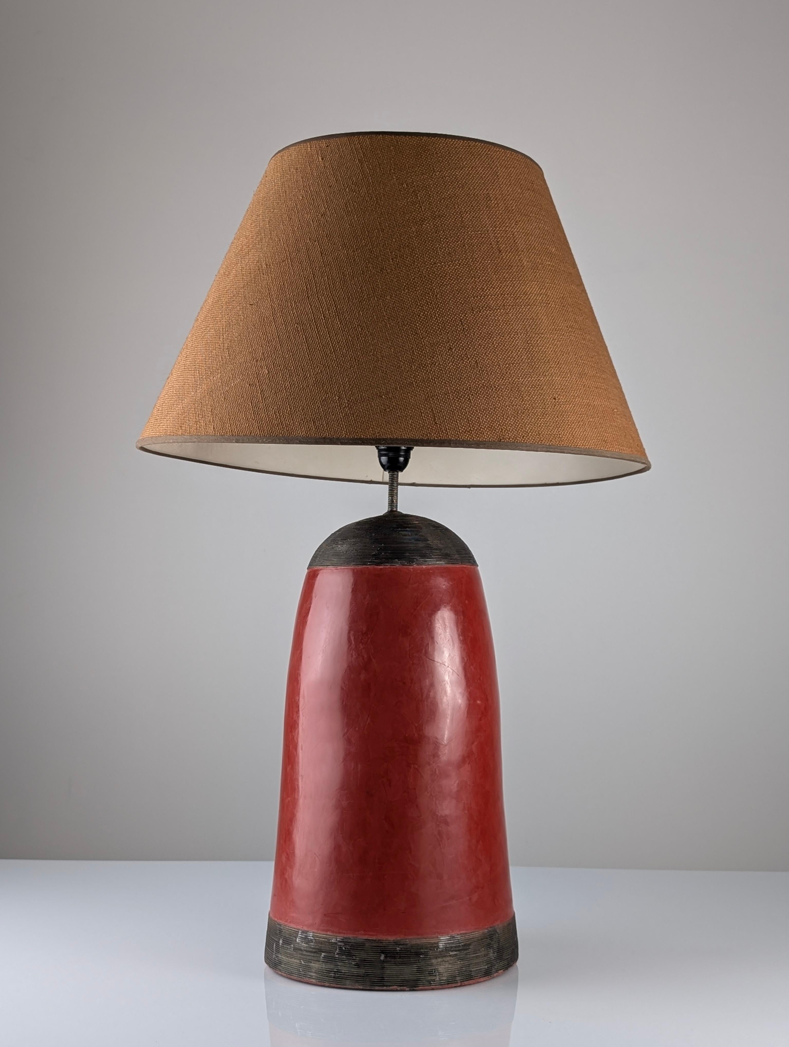 Lámpara de sobremesa de terracota roja con filigrana de metal, diseño vintage de los años 80 en venta 5