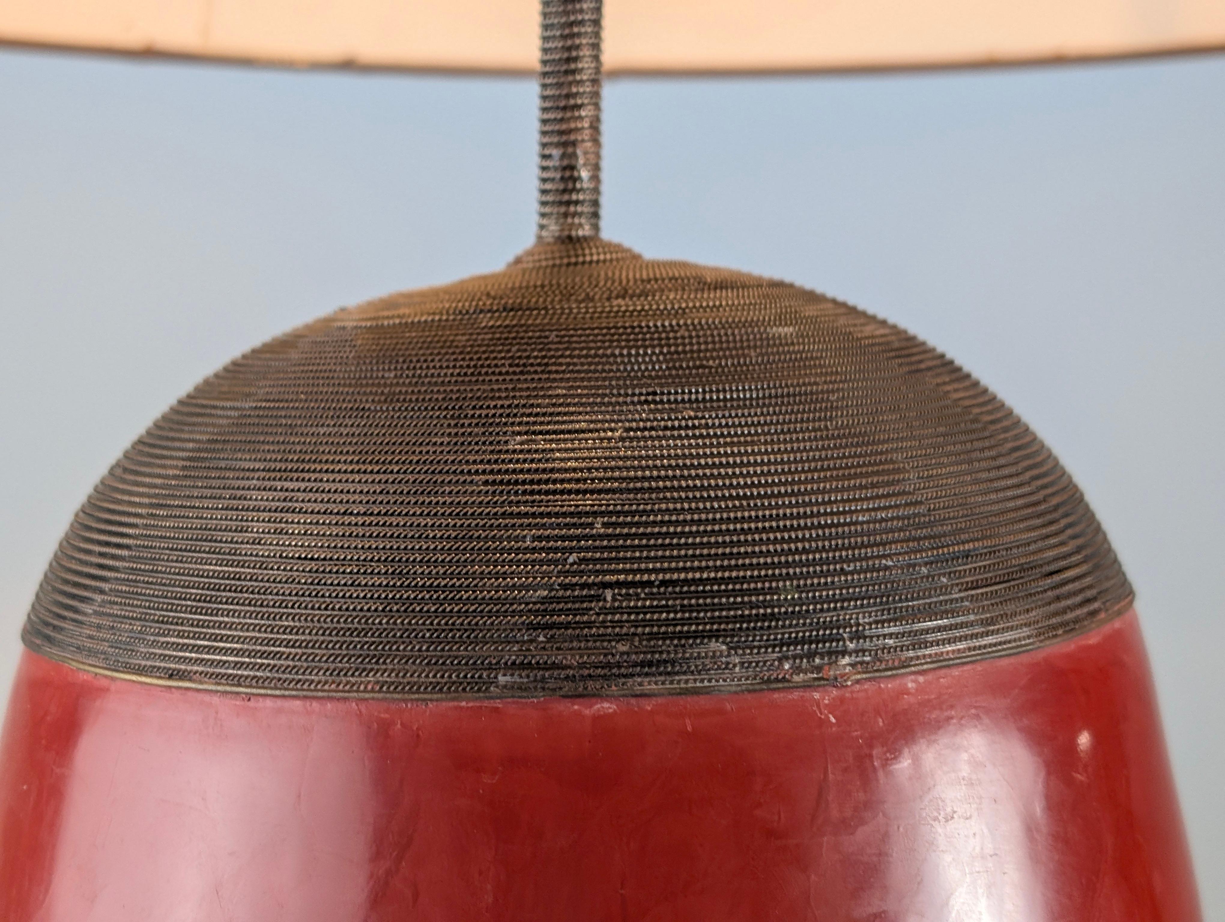 Lámpara de sobremesa de terracota roja con filigrana de metal, diseño vintage de los años 80 Español en venta