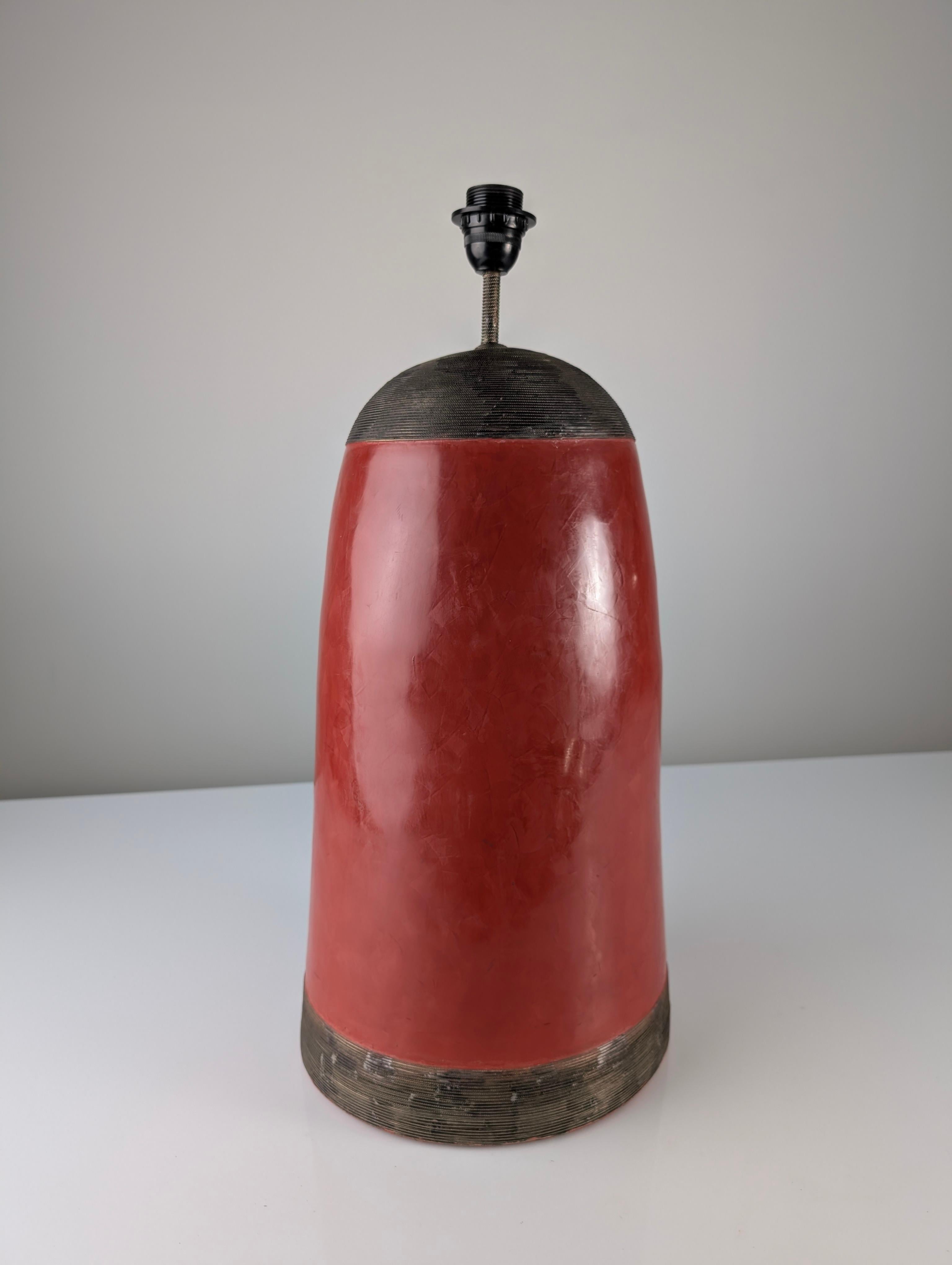 Lámpara de sobremesa de terracota roja con filigrana de metal, diseño vintage de los años 80 en Bueno estado para la venta en Benalmadena, ES