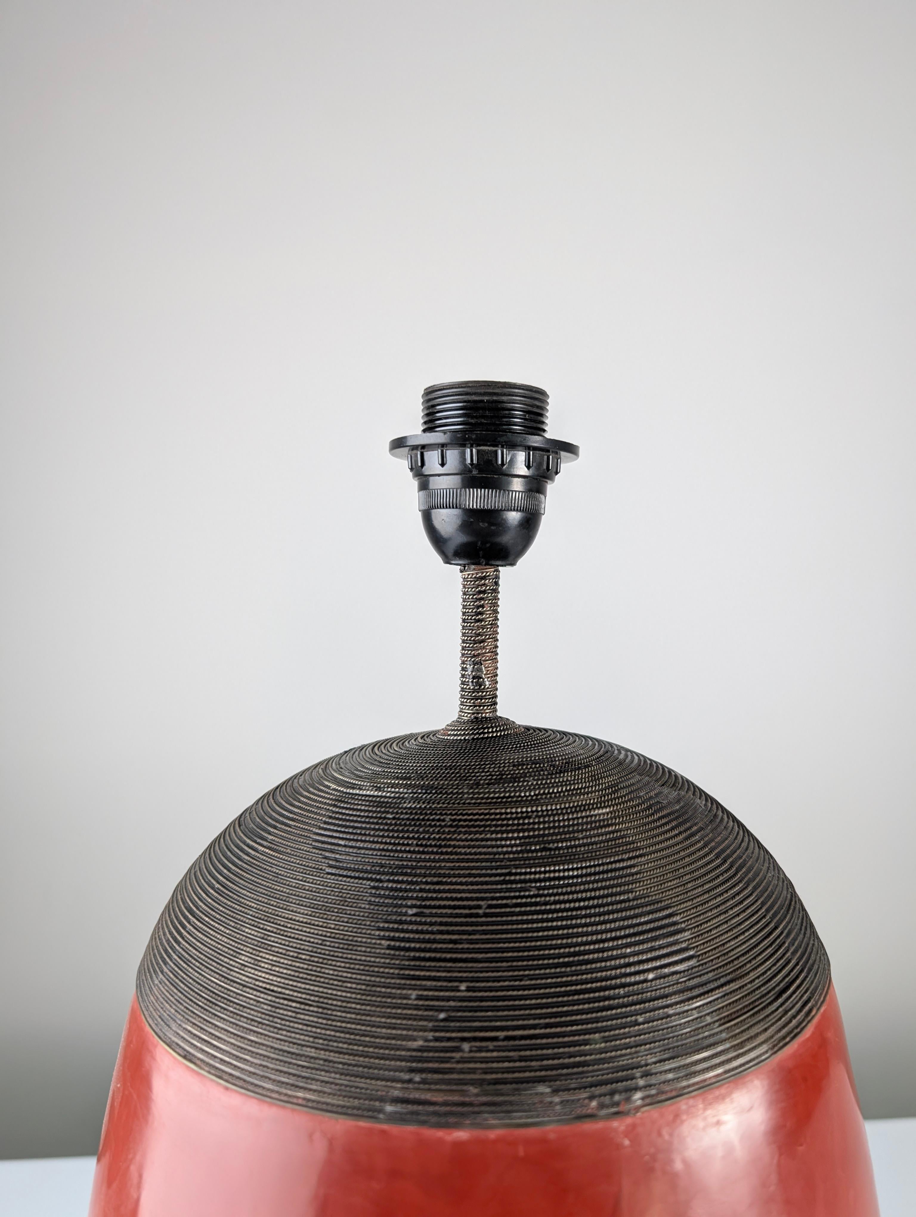 Lámpara de sobremesa de terracota roja con filigrana de metal, diseño vintage de los años 80 Metal en venta