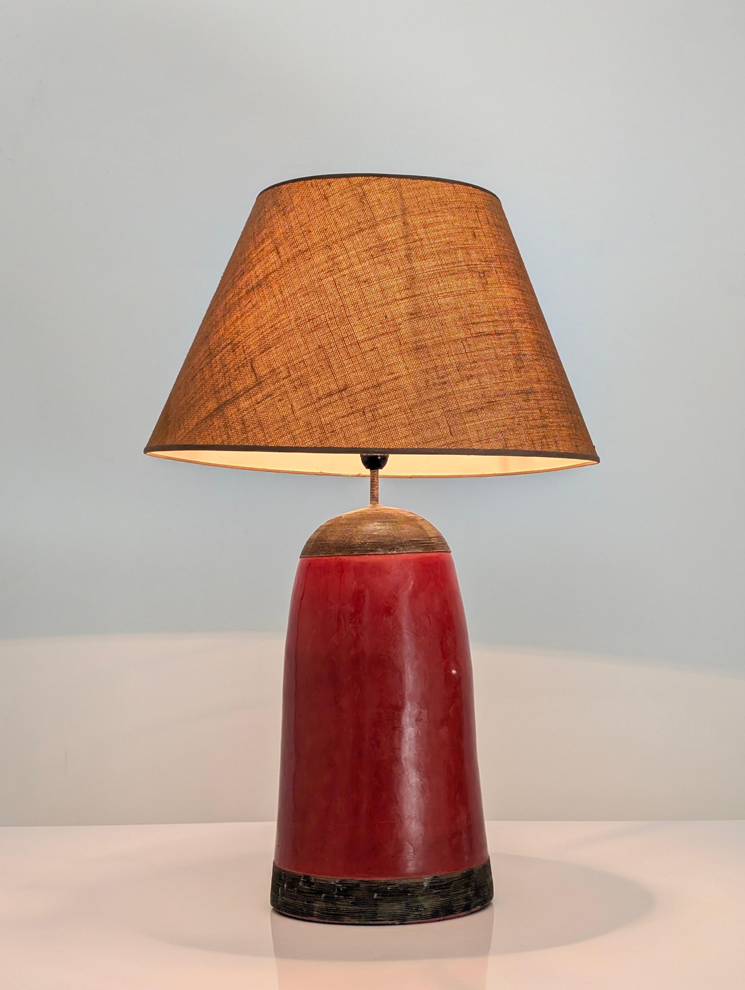 Lámpara de sobremesa de terracota roja con filigrana de metal, diseño vintage de los años 80 en venta 1