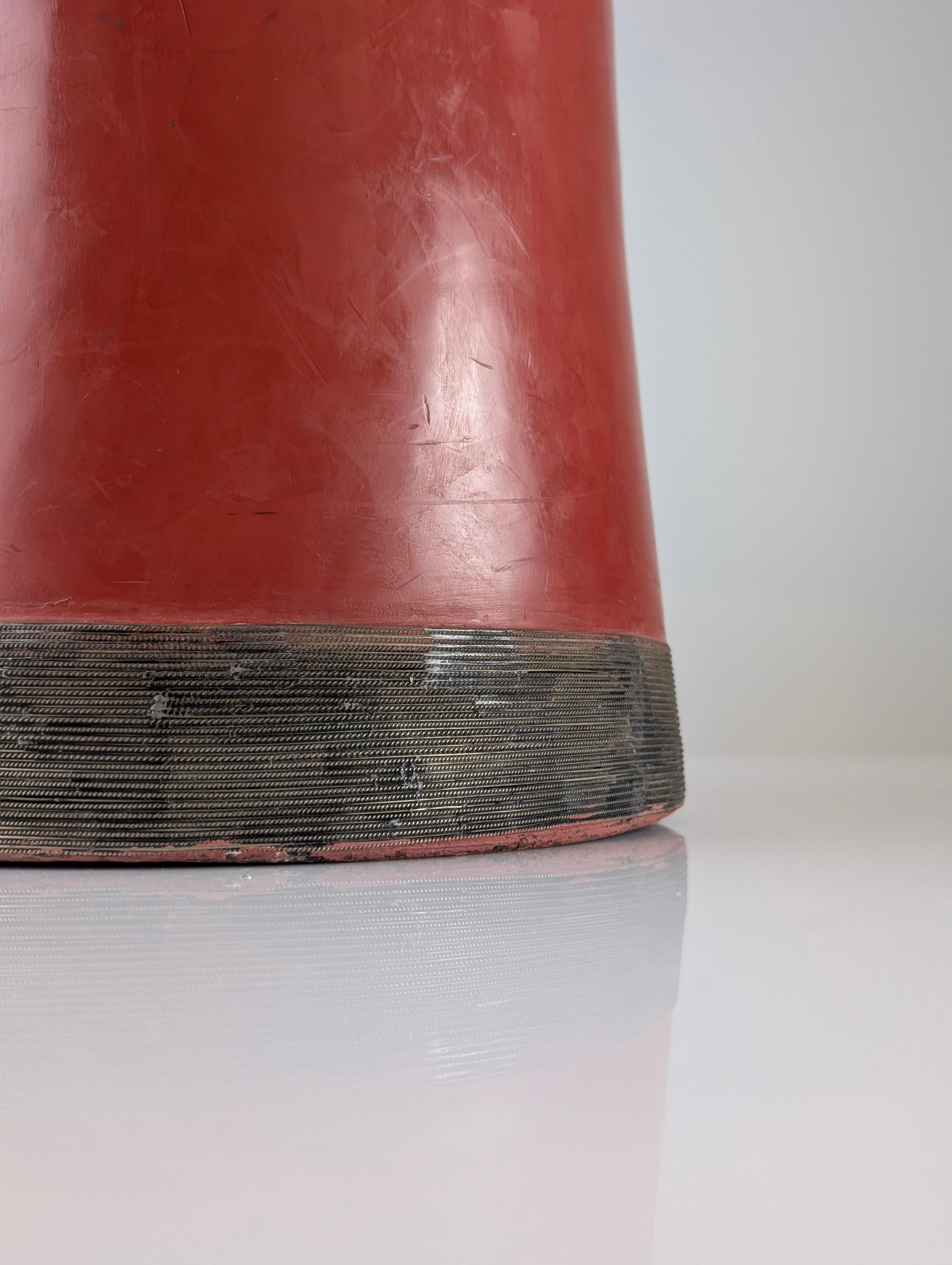 Lámpara de sobremesa de terracota roja con filigrana de metal, diseño vintage de los años 80 en venta 2