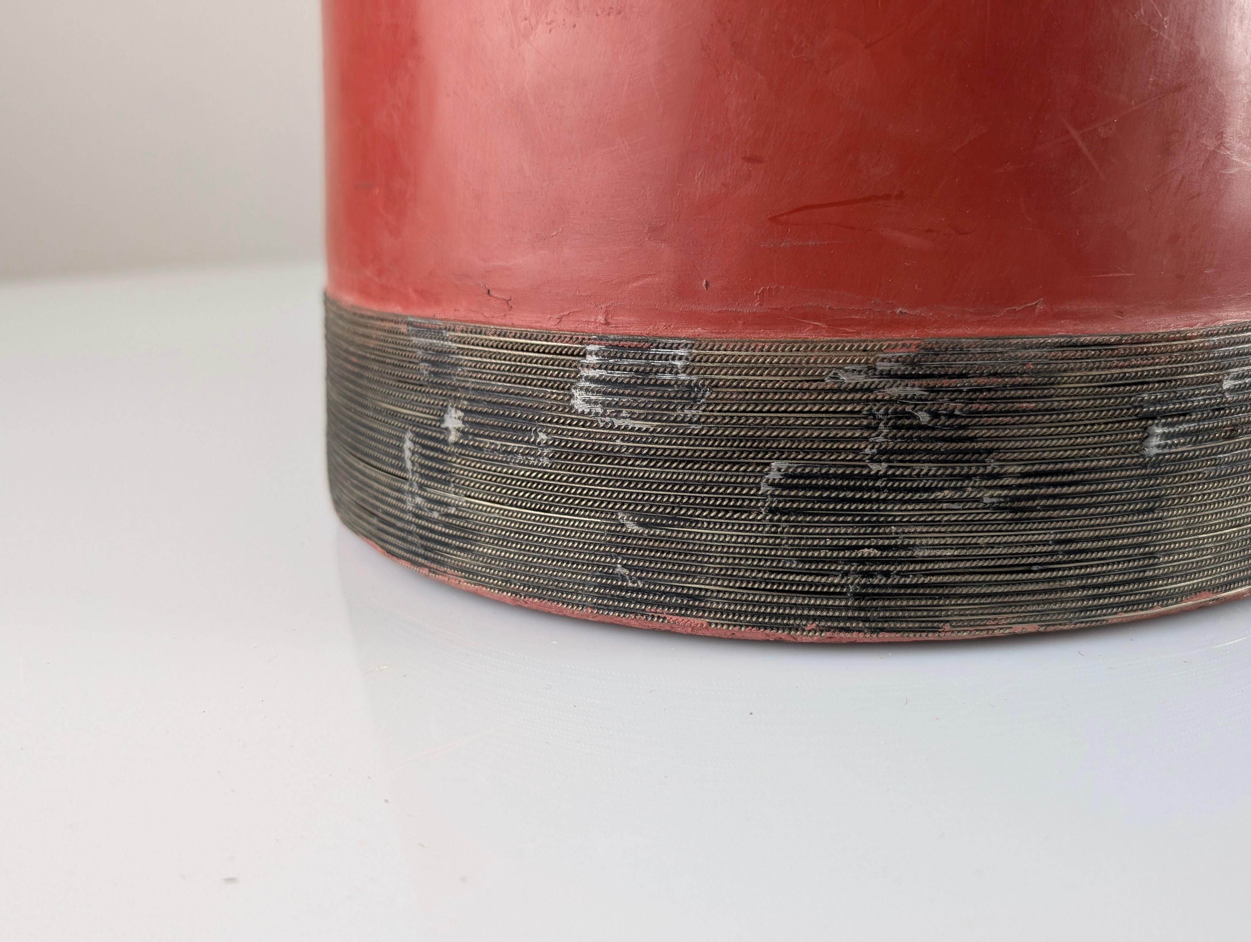 Lámpara de sobremesa de terracota roja con filigrana de metal, diseño vintage de los años 80 en venta 3