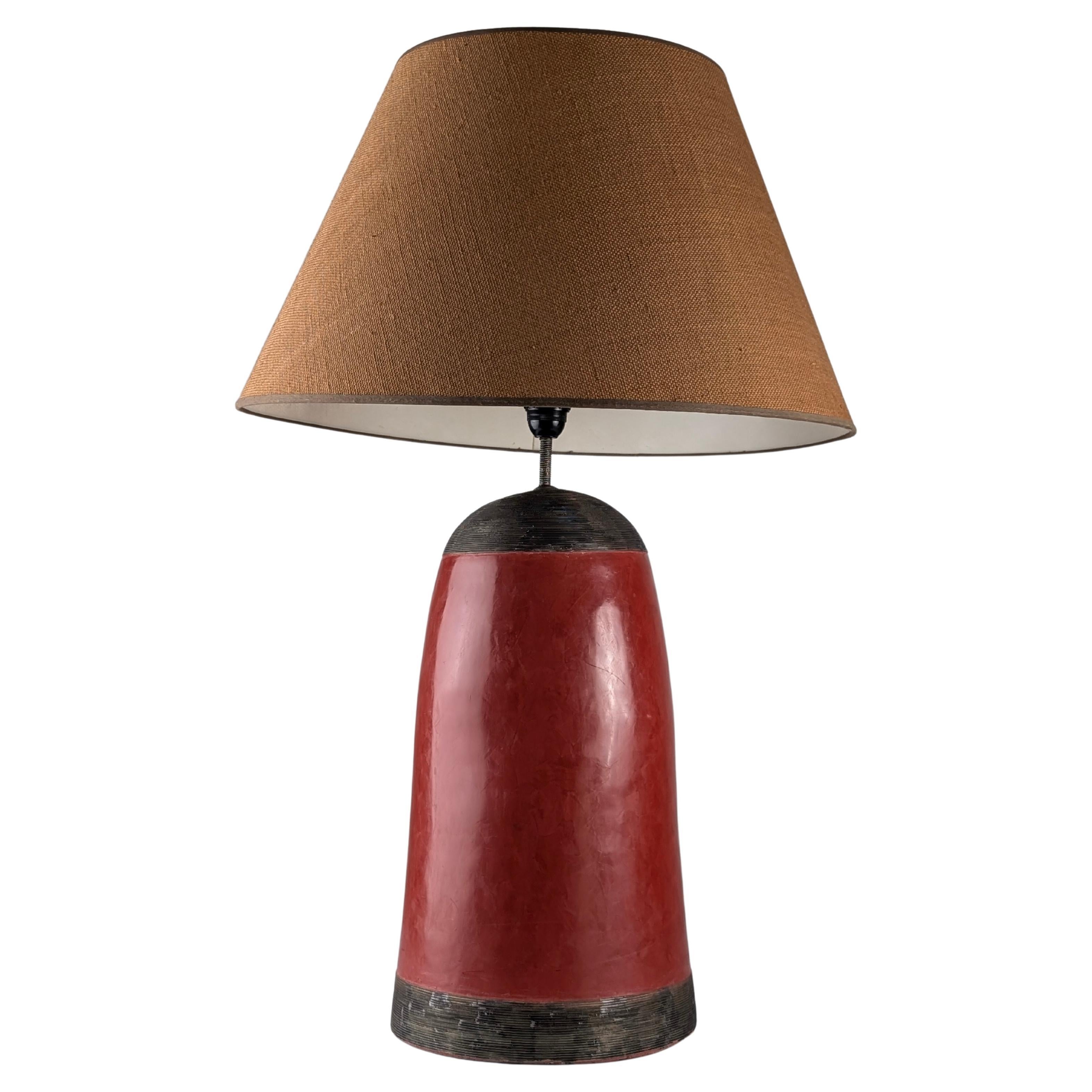 Lámpara de sobremesa de terracota roja con filigrana de metal, diseño vintage de los años 80 en venta
