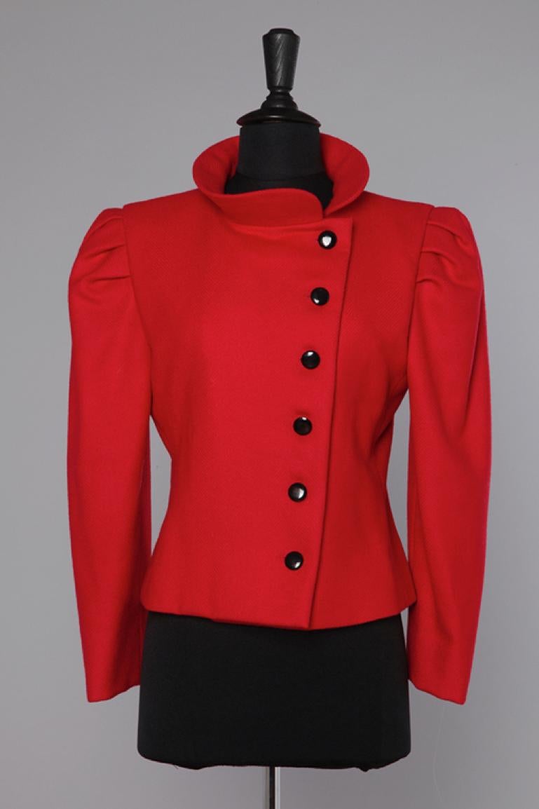 Rote dünne Wolljacke mit schwarzen Knöpfen von Pierre Cardin  im Zustand „Hervorragend“ in Saint-Ouen-Sur-Seine, FR