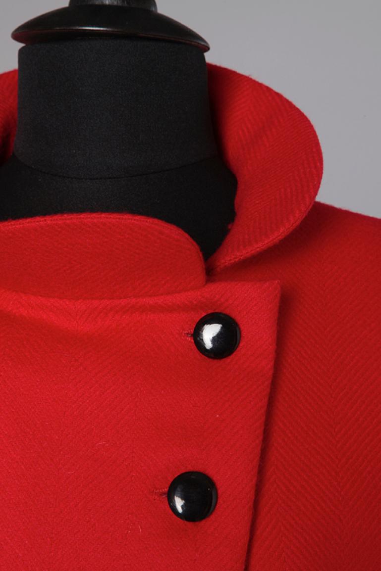 Rote dünne Wolljacke mit schwarzen Knöpfen von Pierre Cardin  Damen