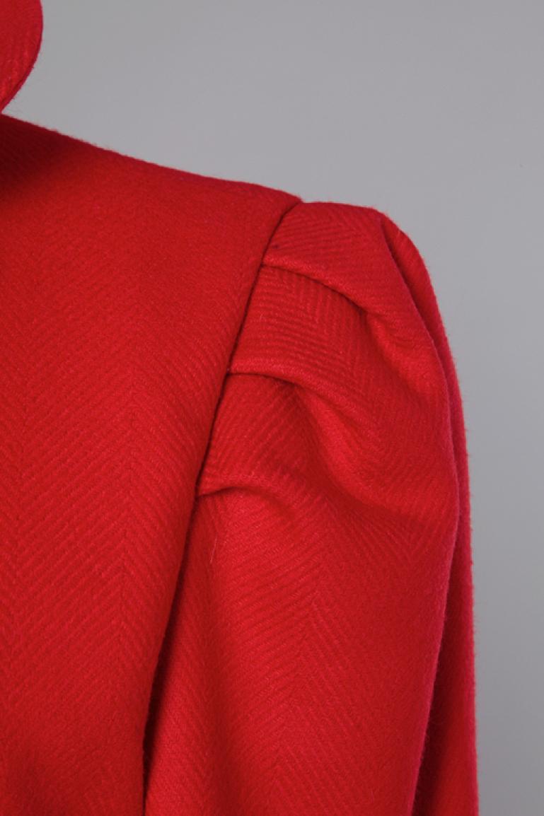 Rote dünne Wolljacke mit schwarzen Knöpfen von Pierre Cardin  1