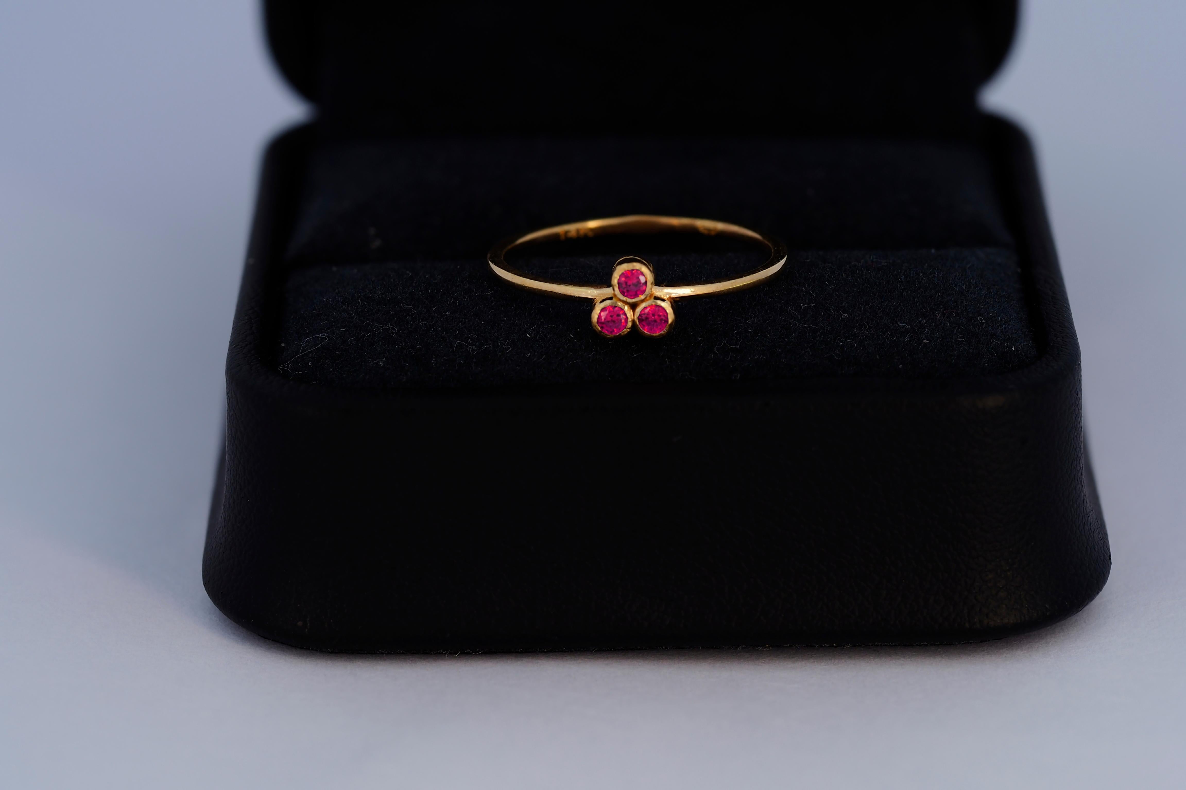 Round Cut Red Three Stone 14k gold ring. For Sale