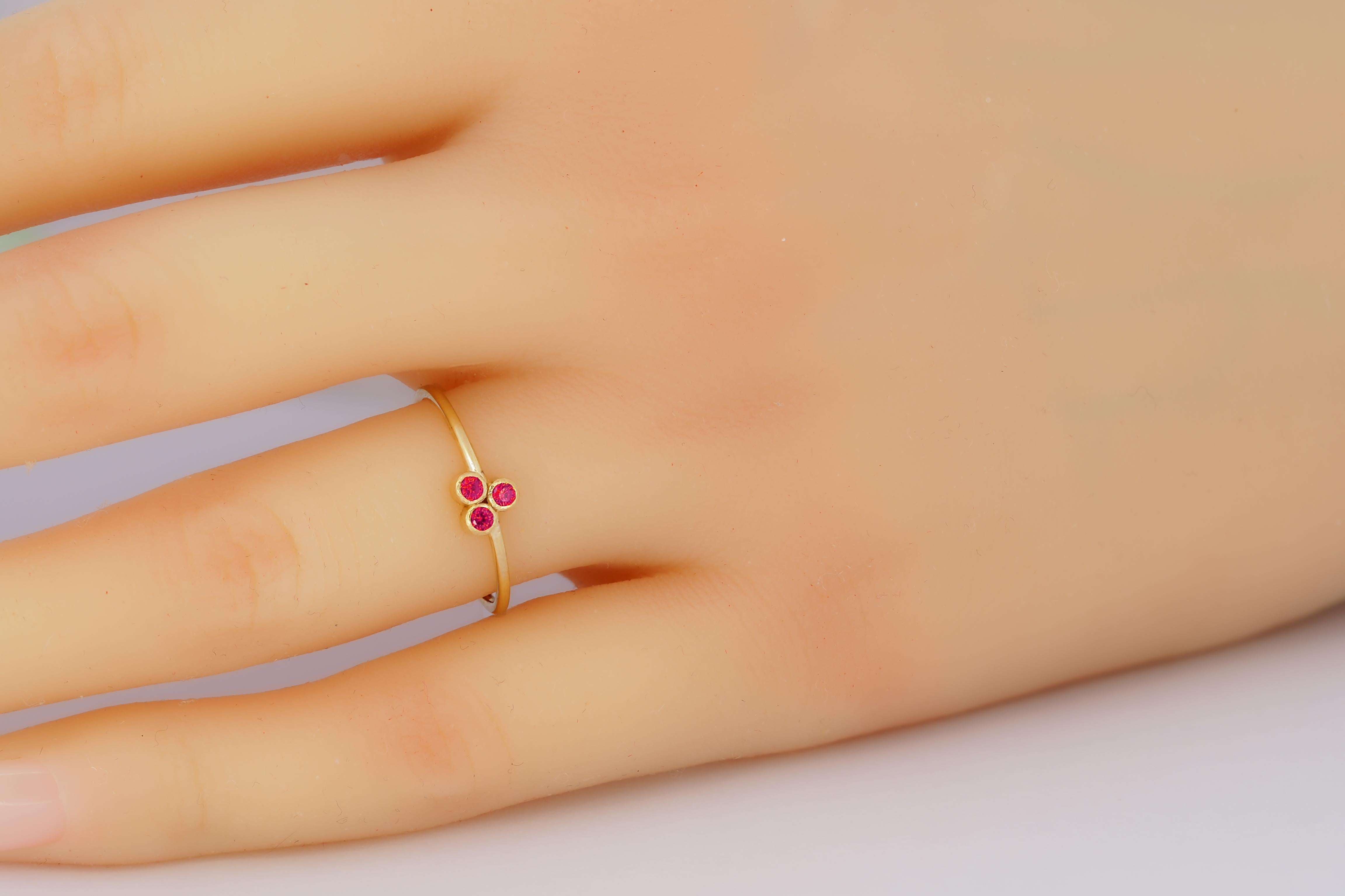 En vente :  Bague en or 14k à trois pierres rouges 4