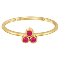 Roter Ring mit drei Steinen aus 14k Gold