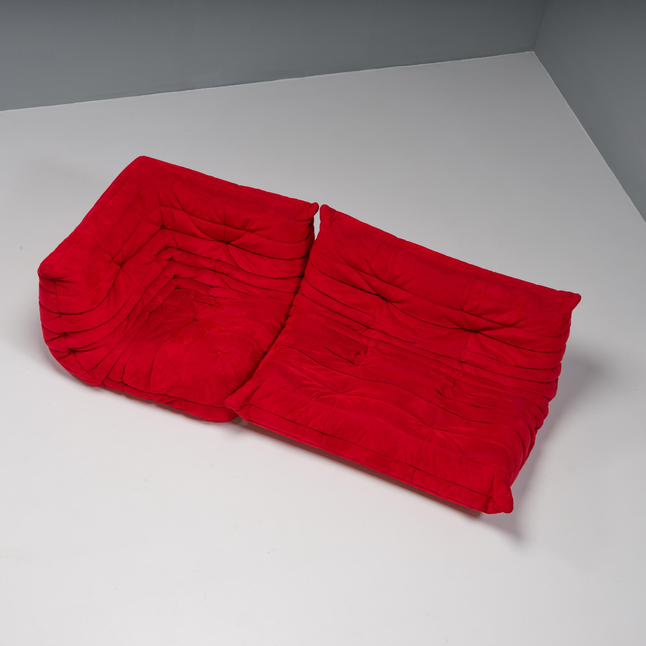 Das ikonische Sofa Togo, das Michel Ducaroy 1973 für Ligne Roset entworfen hat, ist zu einem Designklassiker geworden.

Dieses zweiteilige rote modulare Set ist unglaublich vielseitig und kann zu einem Ecksofa konfiguriert oder separat verwendet