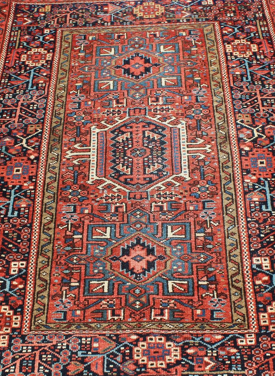 Roter, rot getönter antiker persischer Karadjeh-Teppich mit geometrischen Medaillons und Designs im Angebot 2