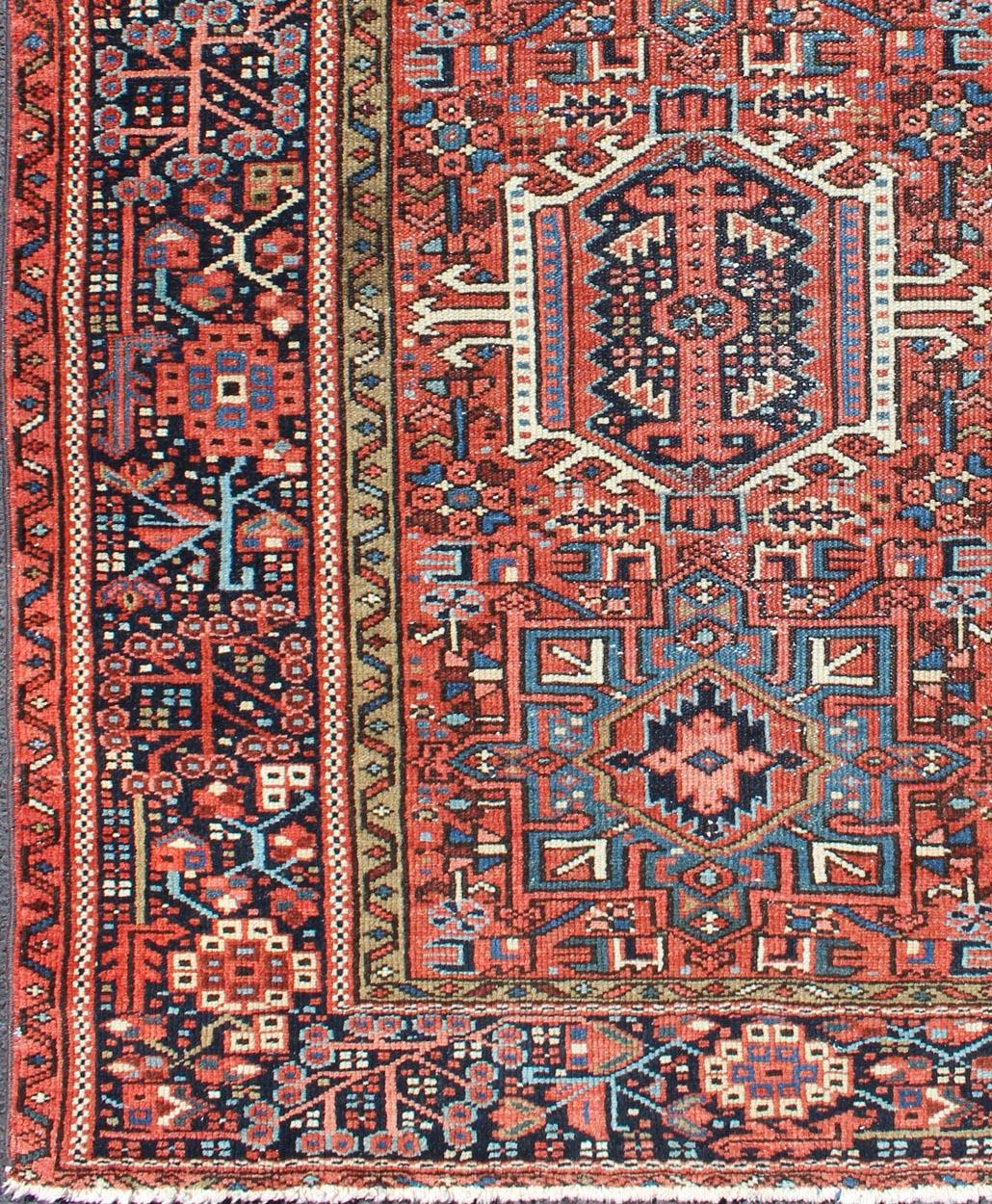 Antiker Karadjeh-Perserteppich mit detailliertem geometrischem Muster, Teppich gng-4737, Herkunftsland / Art: Iran / Karadjeh, um 1920

Dieser handgewebte antike persische Karadjeh-Teppich aus dem frühen 20. Jahrhundert zeichnet sich durch ein