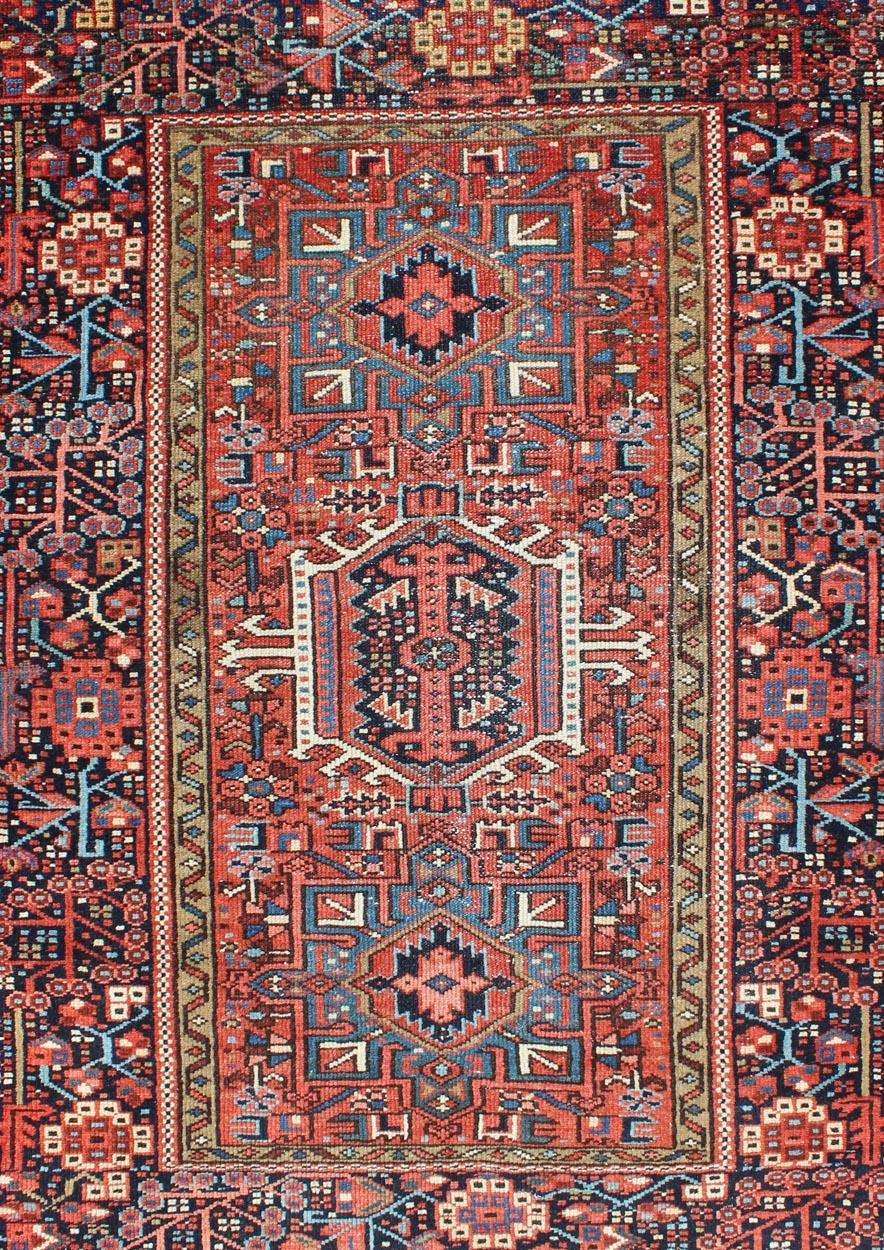 Roter, rot getönter antiker persischer Karadjeh-Teppich mit geometrischen Medaillons und Designs (Stammeskunst) im Angebot