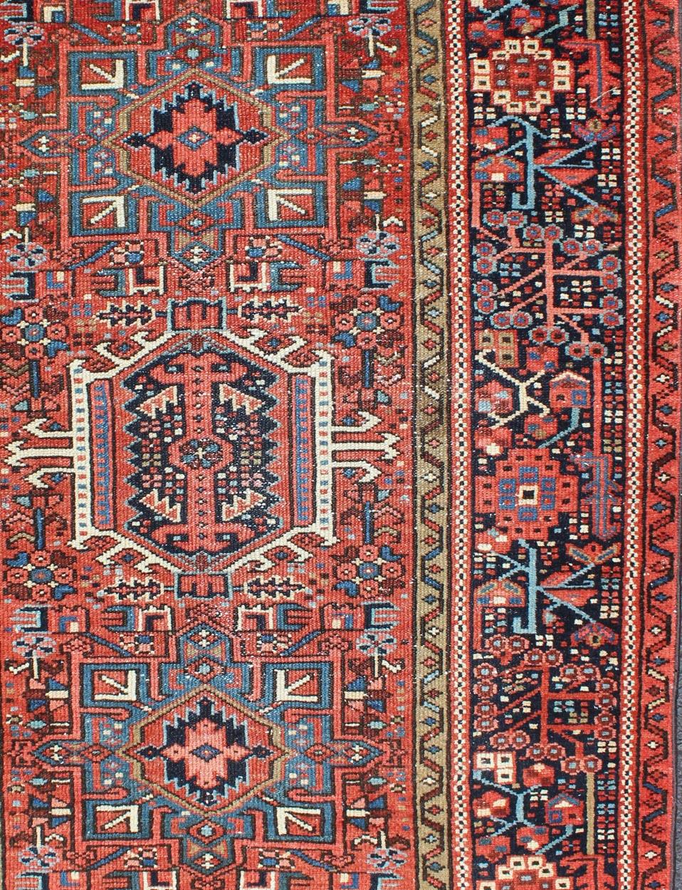 Roter, rot getönter antiker persischer Karadjeh-Teppich mit geometrischen Medaillons und Designs (Persisch) im Angebot