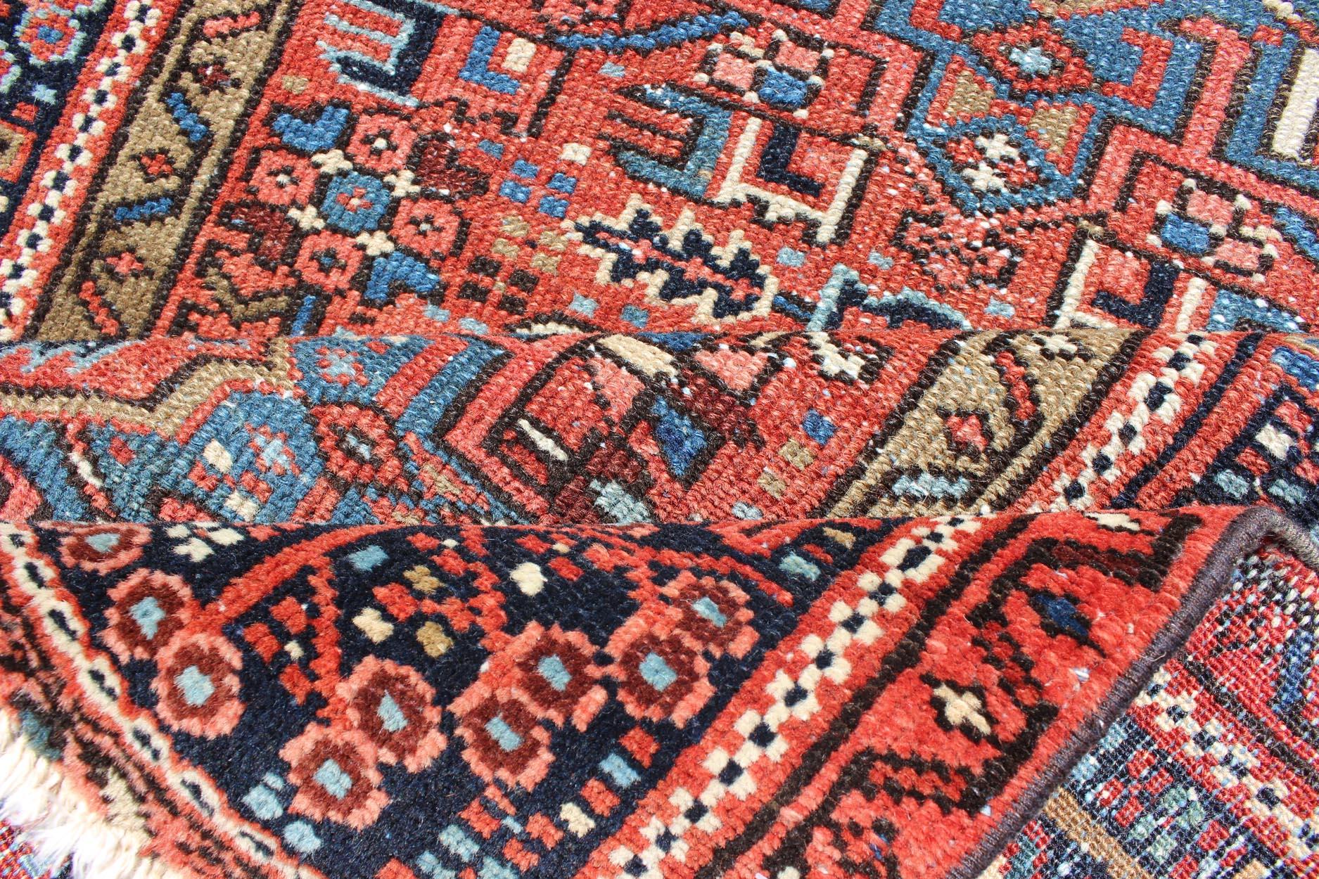 Roter, rot getönter antiker persischer Karadjeh-Teppich mit geometrischen Medaillons und Designs (Handgeknüpft) im Angebot