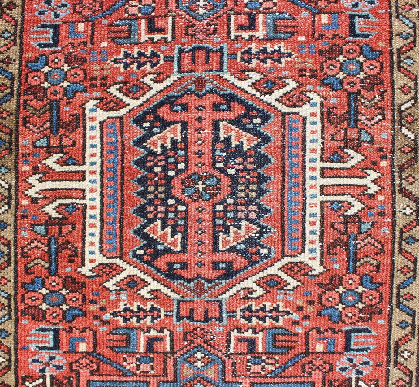 Roter, rot getönter antiker persischer Karadjeh-Teppich mit geometrischen Medaillons und Designs im Zustand „Hervorragend“ im Angebot in Atlanta, GA