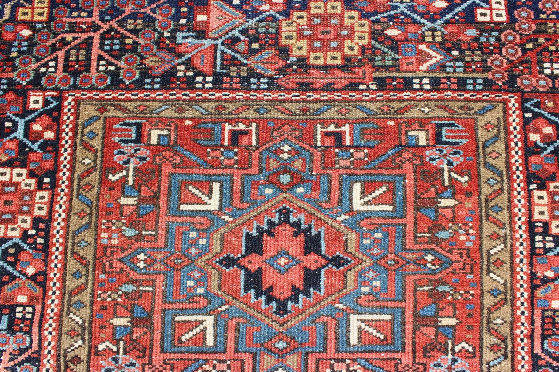 Roter, rot getönter antiker persischer Karadjeh-Teppich mit geometrischen Medaillons und Designs (Frühes 20. Jahrhundert) im Angebot