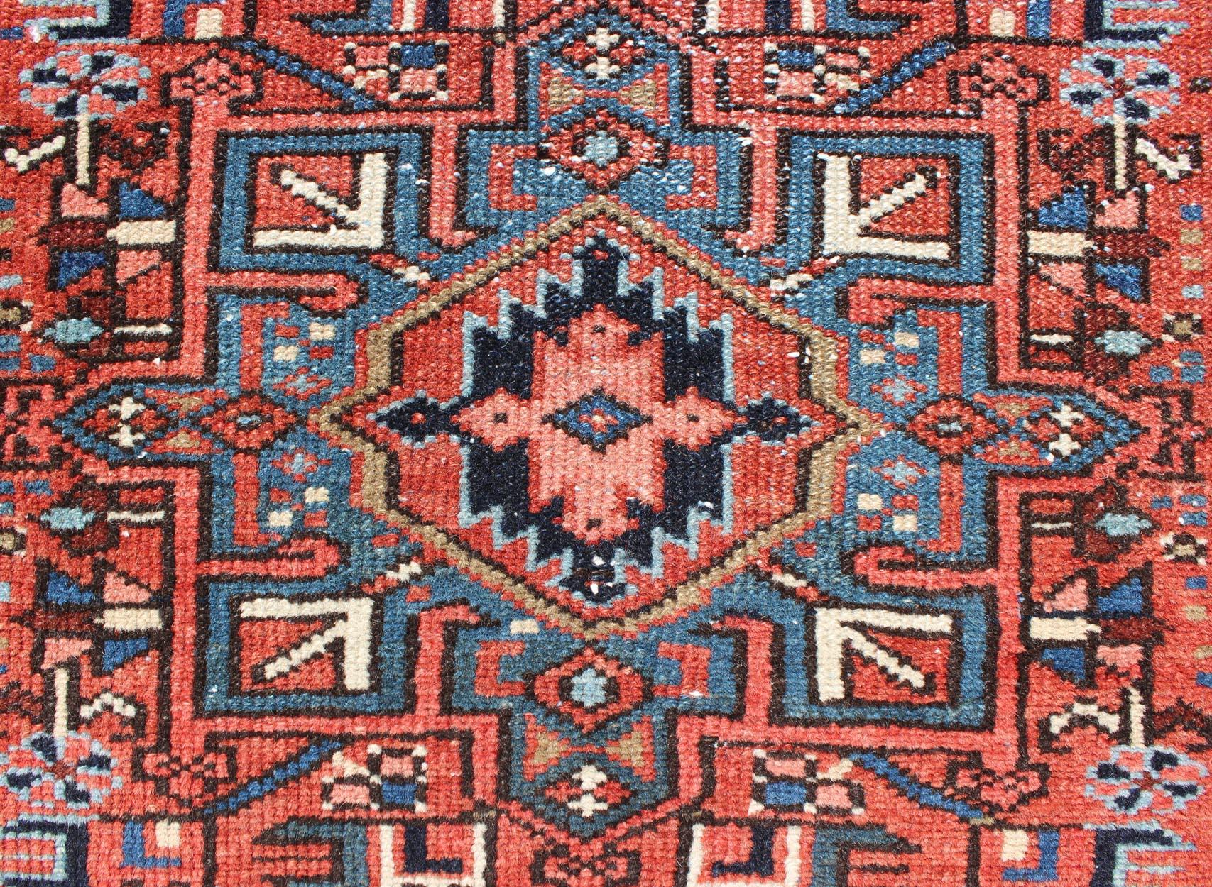 Roter, rot getönter antiker persischer Karadjeh-Teppich mit geometrischen Medaillons und Designs (Wolle) im Angebot