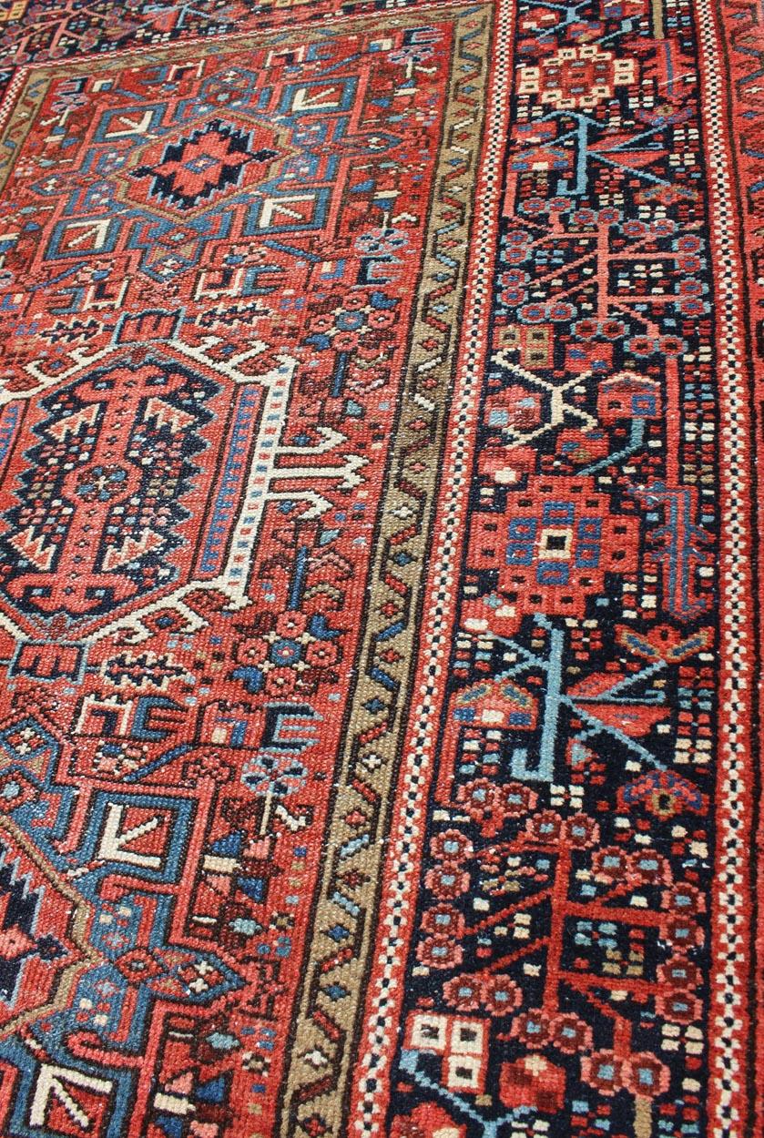 Roter, rot getönter antiker persischer Karadjeh-Teppich mit geometrischen Medaillons und Designs im Angebot 1