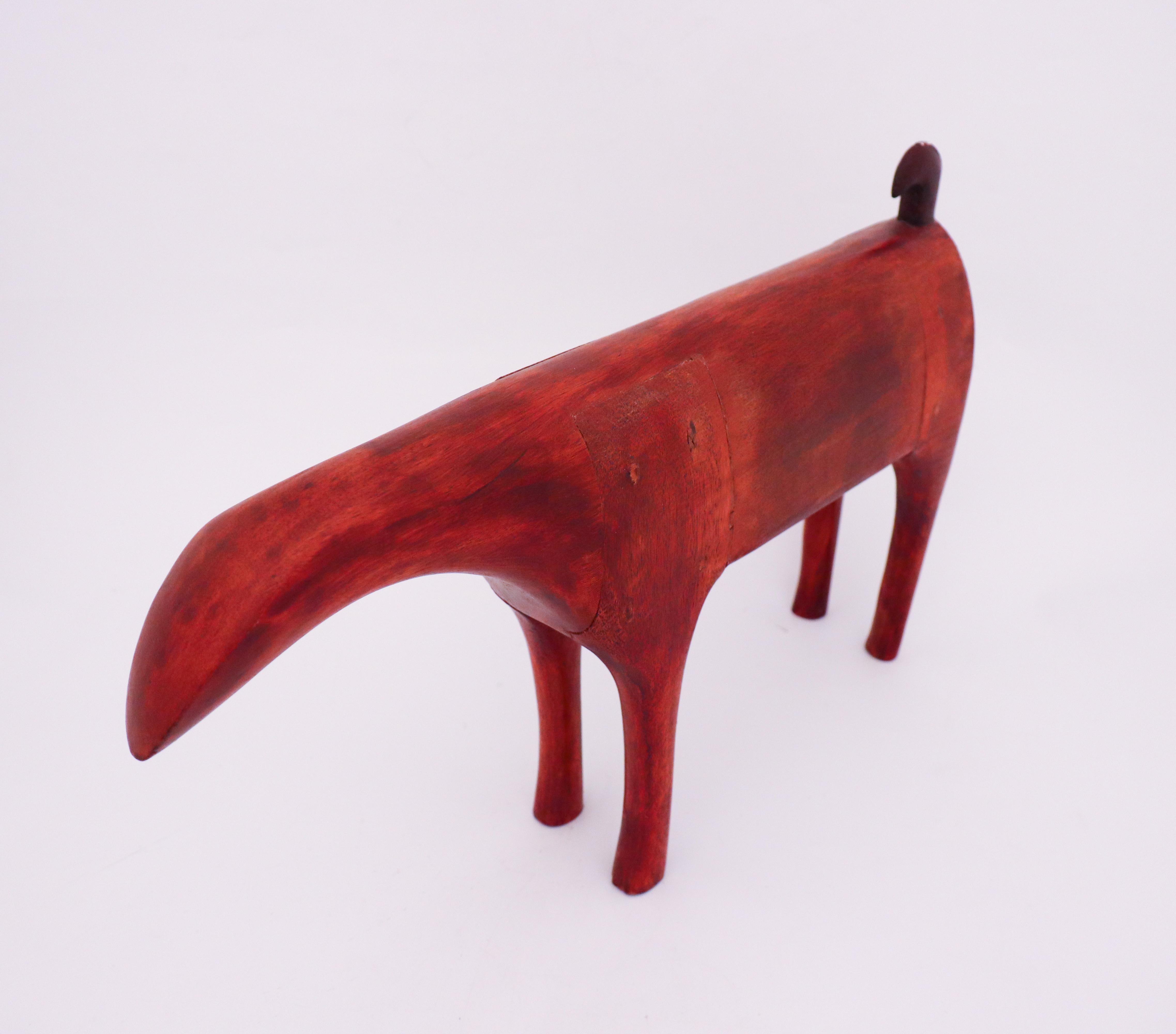 Suédois Sculpture animalière abstraite suédoise en bois aux tons rouges, faite à la main, milieu du siècle dernier en vente
