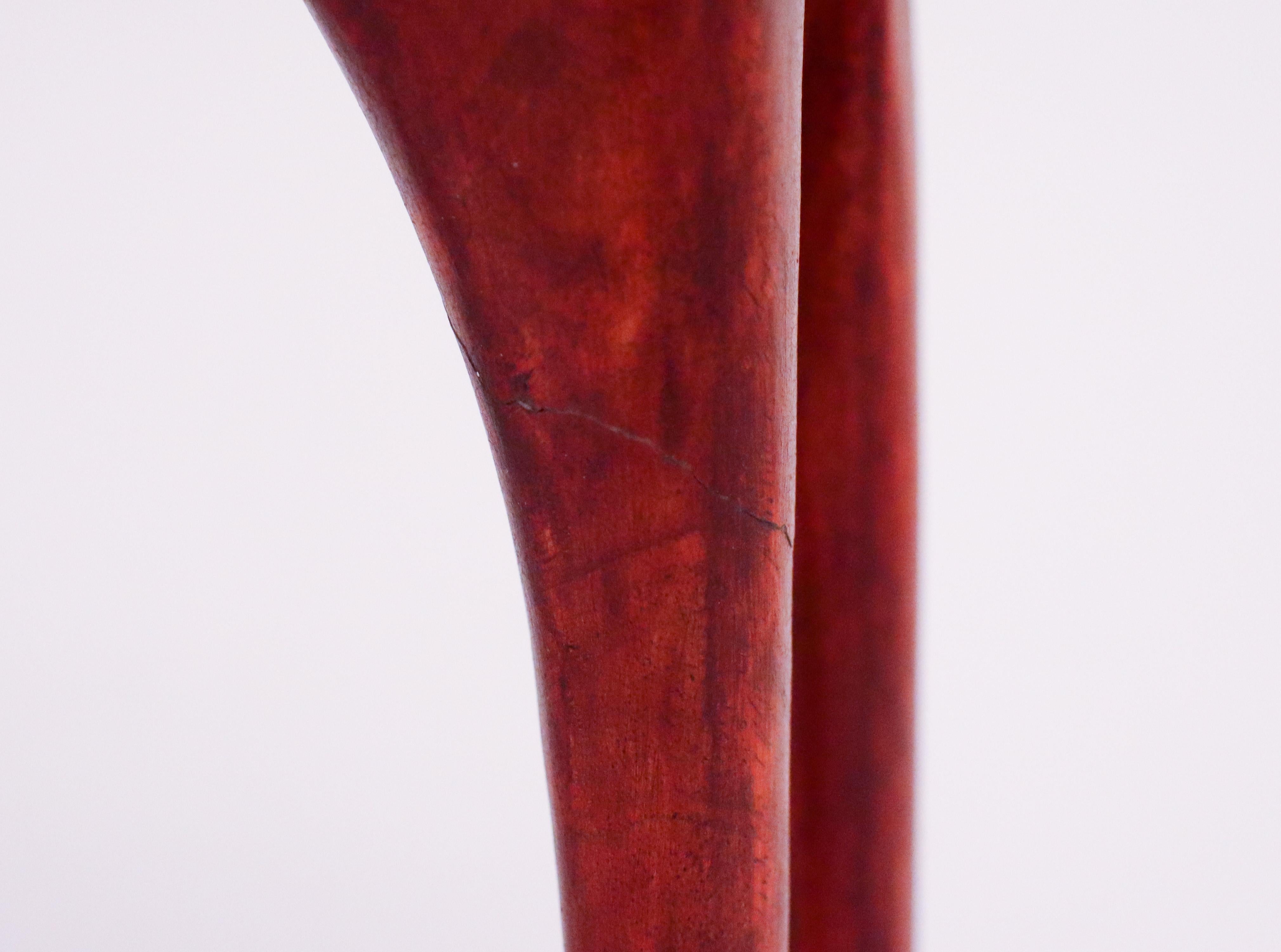 Vernissé Sculpture animalière abstraite suédoise en bois aux tons rouges, faite à la main, milieu du siècle dernier en vente
