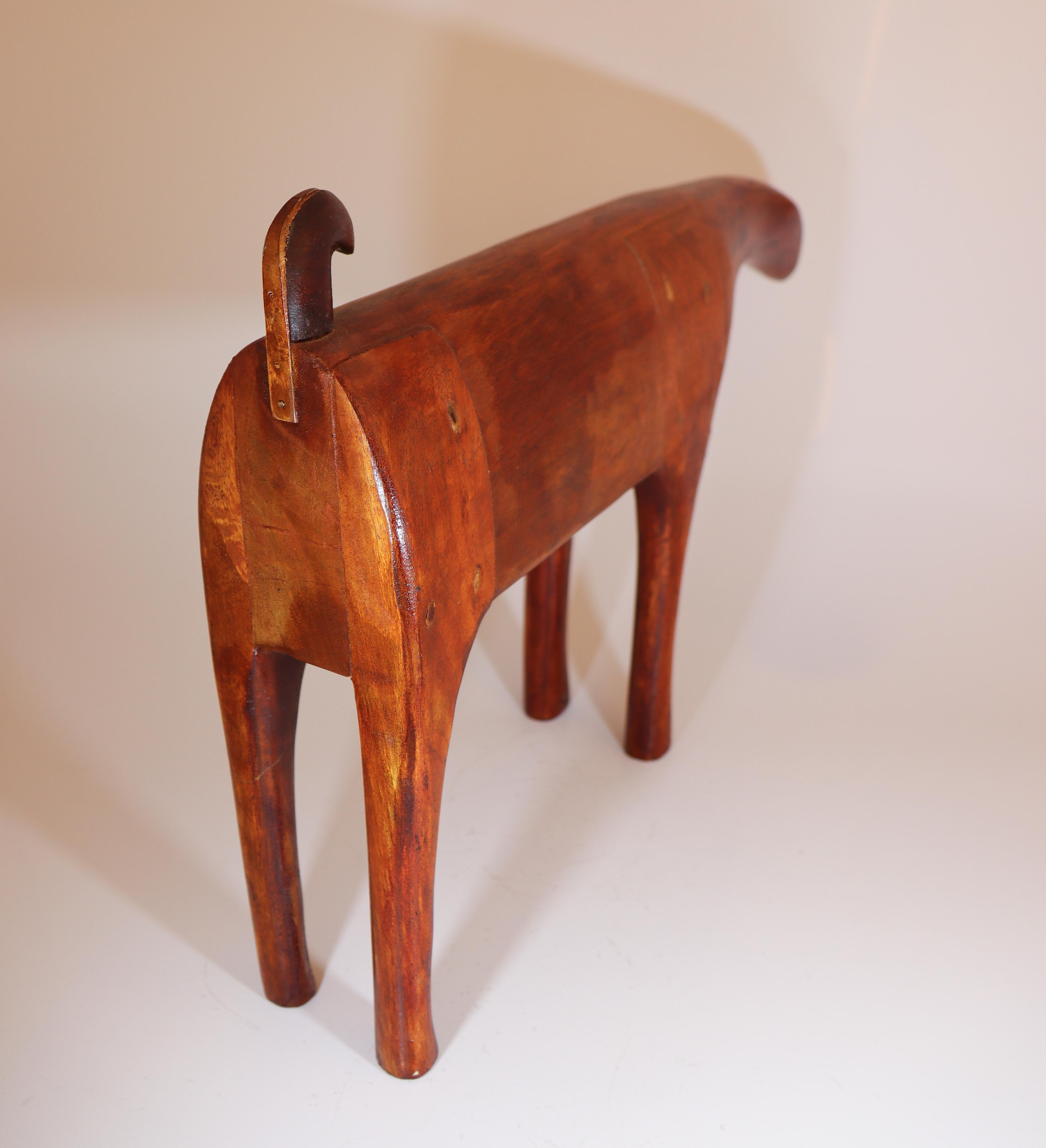 Sculpture animalière abstraite suédoise en bois aux tons rouges, faite à la main, milieu du siècle dernier en vente 1
