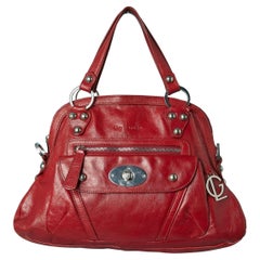 Rote Henkeltasche mit silbernem Henkel und Metallbeschlägen von Guy Laroche