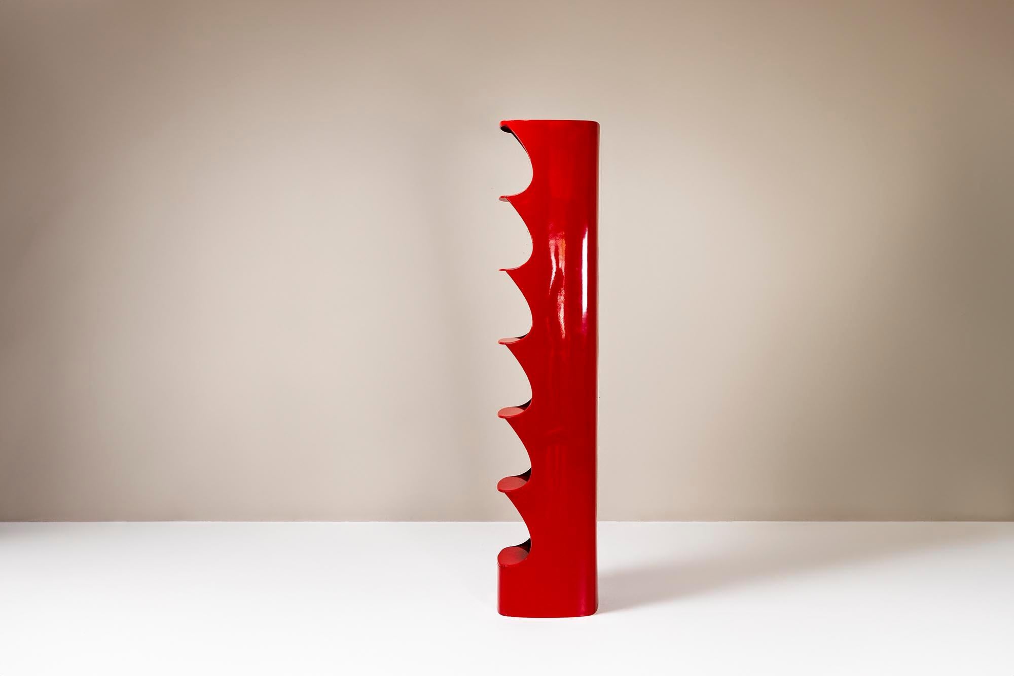 This red Totem shelf by Valeric Doubroucinskis for Rodier in fiberglass, designed in the 1970s, combines form and function in a simple, yet striking way. Its red finish makes it both a decorative object and a practical shelf. The design reflects the