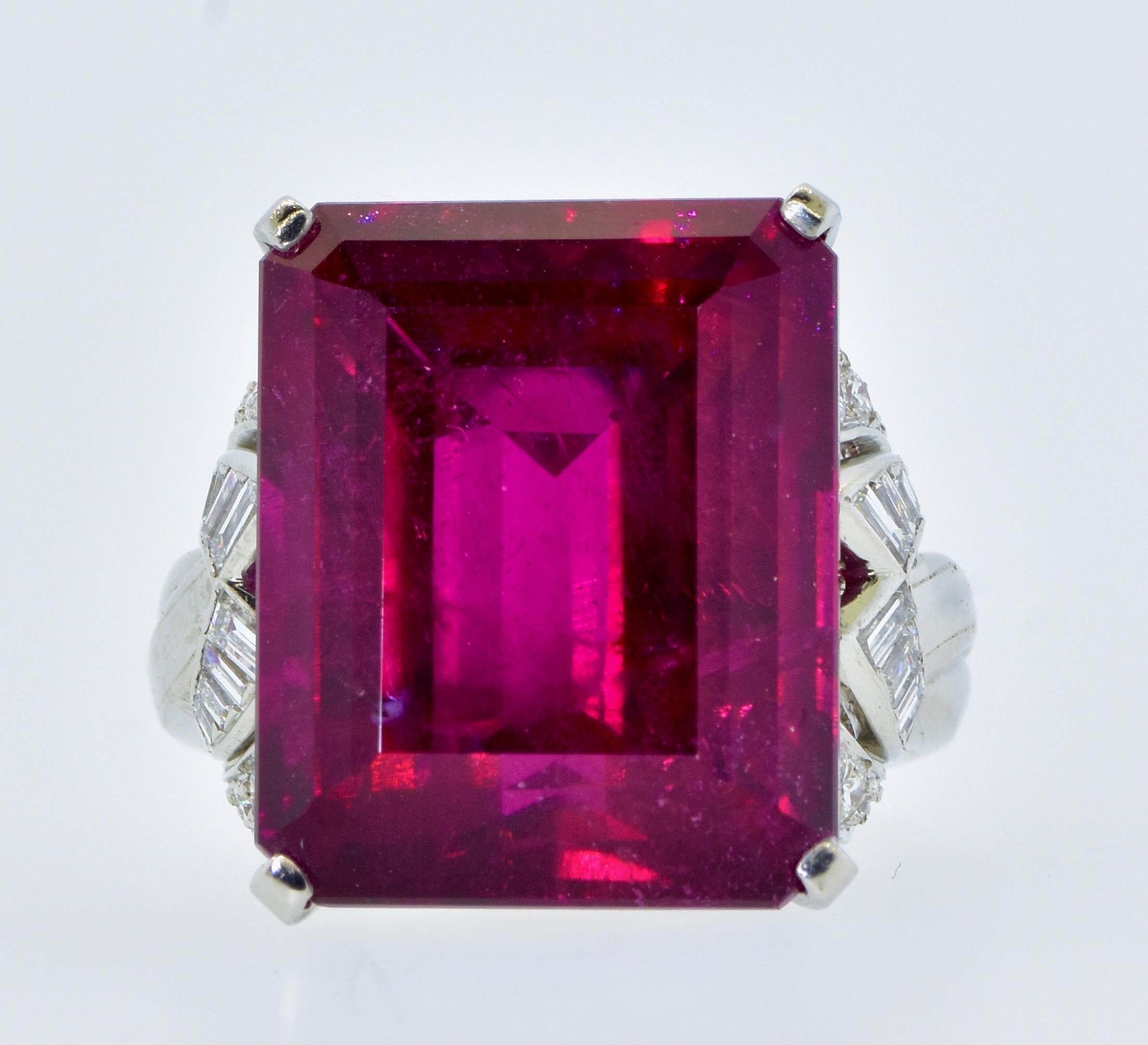 Roter roter Turmalin, 38+ Karat und Diamant, dramatischer Ring, um 1950 (Smaragdschliff)