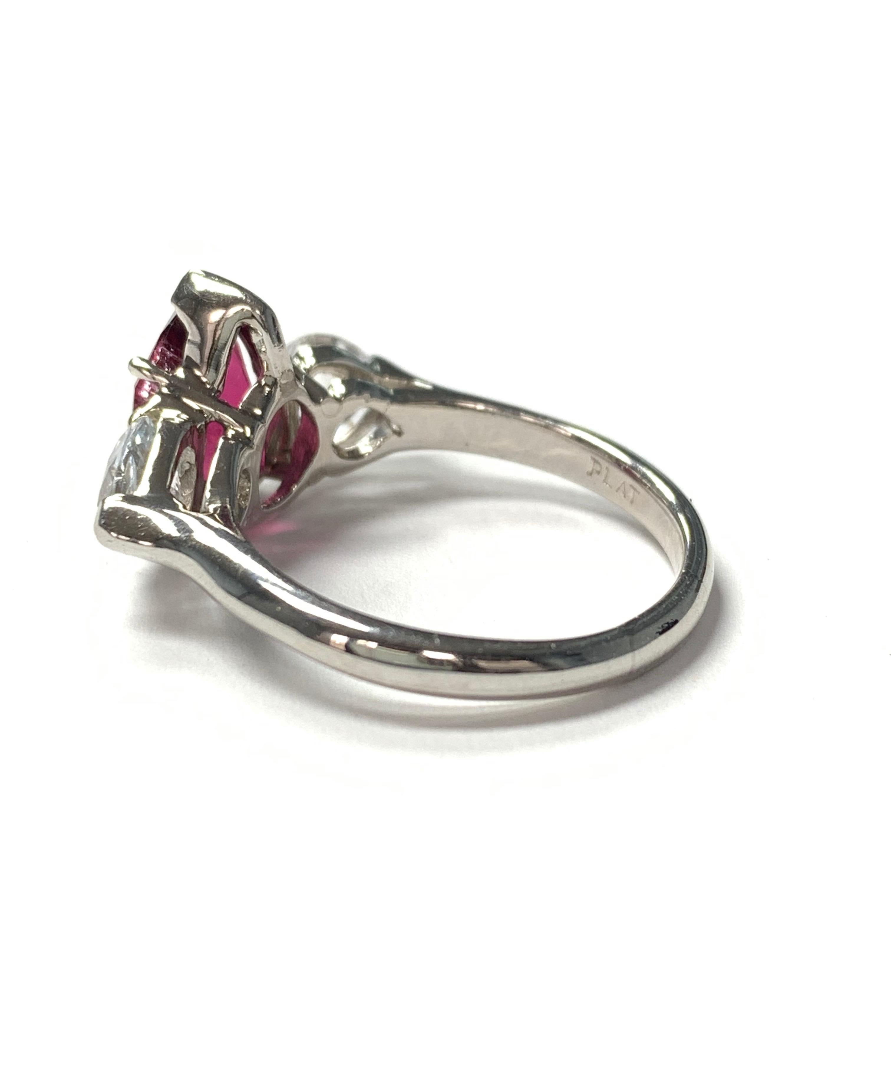 Contemporain Bague de fiançailles en platine avec tourmaline rouge en forme de poire et saphir blanc en vente