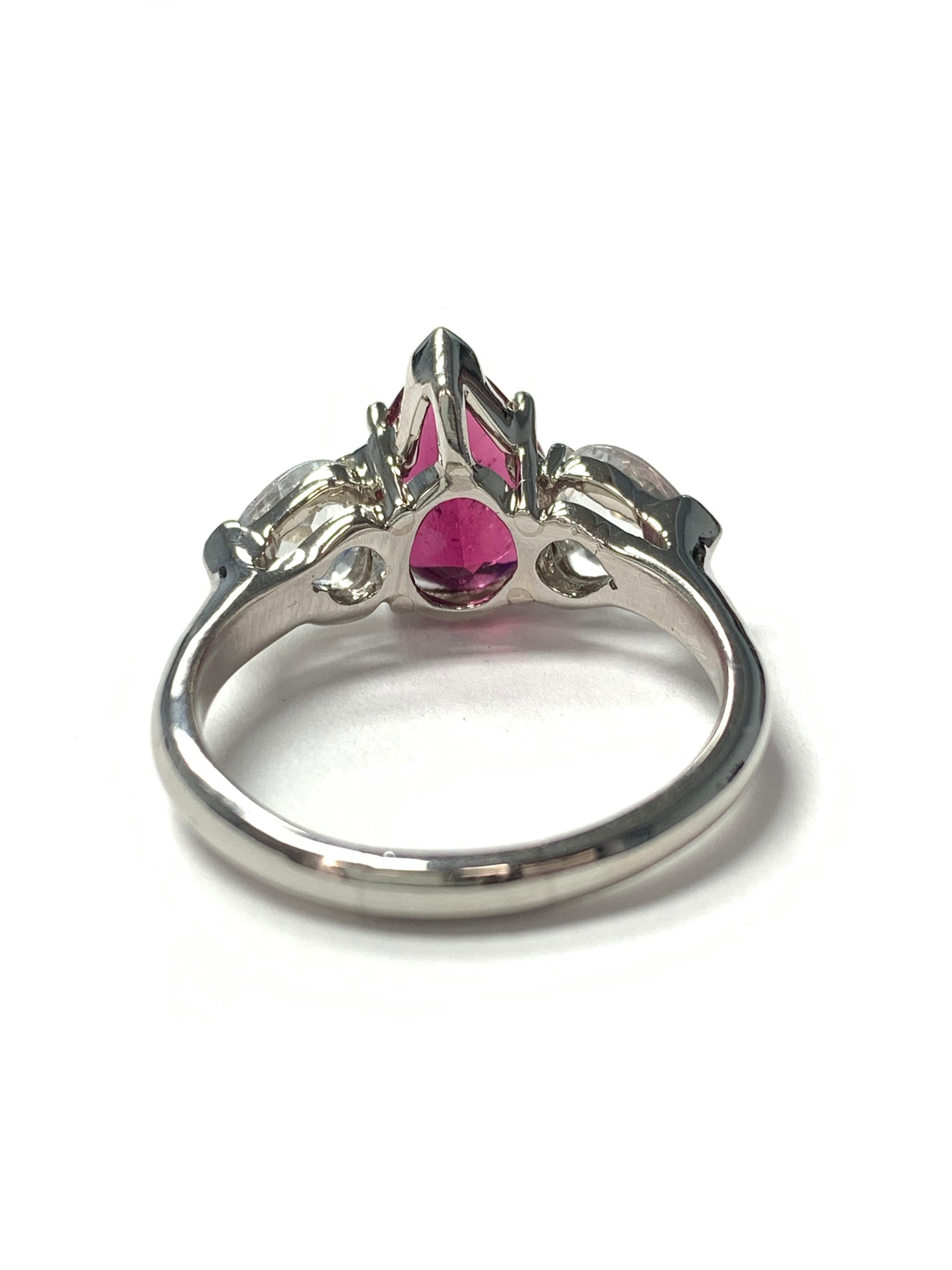 Taille poire Bague de fiançailles en platine avec tourmaline rouge en forme de poire et saphir blanc en vente