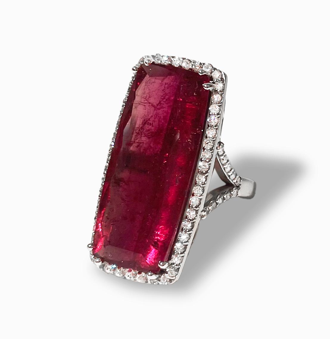 Descripción
Este llamativo anillo de Turmalina Roja talla esmeralda alargada de 25,5 quilates está adornado con diamantes en pavé de 1,32 quilates, y engastado en una banda de oro blanco de 14 quilates en forma de Y. 
Artículo #R180

Materiales y
