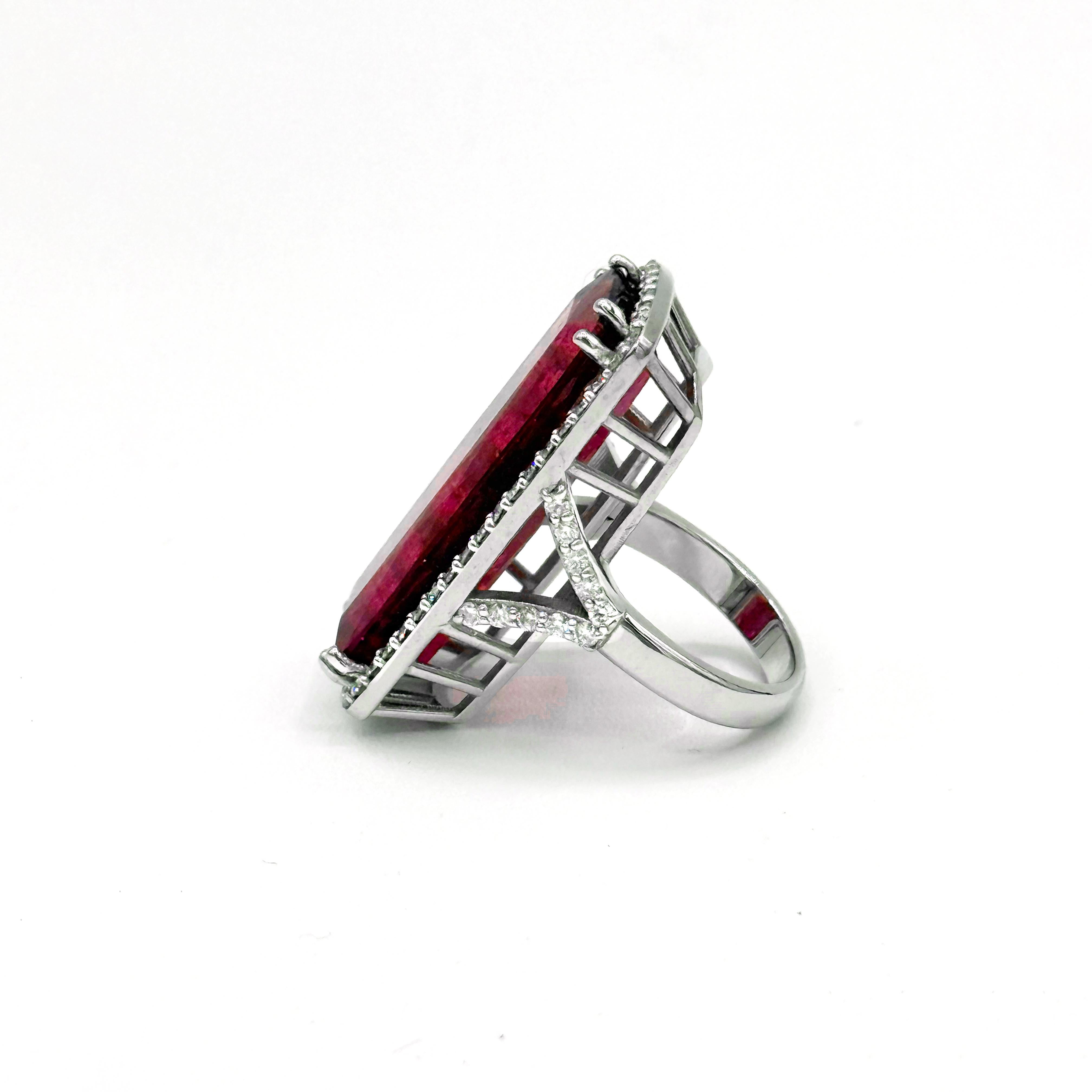 Turmalina roja rubelita 25,5 quilates con diamantes pavé Anillo Paradizia Artesano en venta