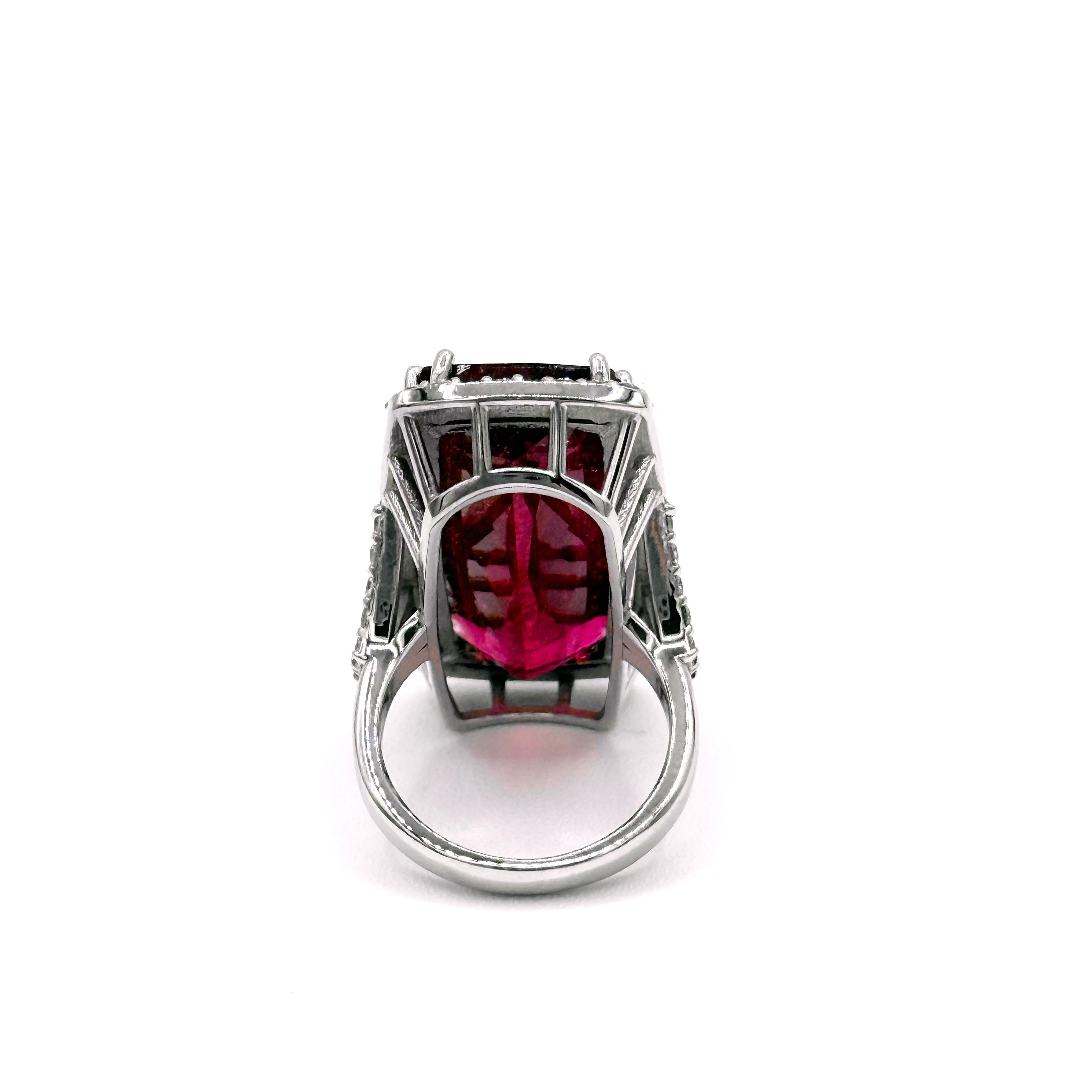 Turmalina roja rubelita 25,5 quilates con diamantes pavé Anillo Paradizia Corte esmeralda en venta