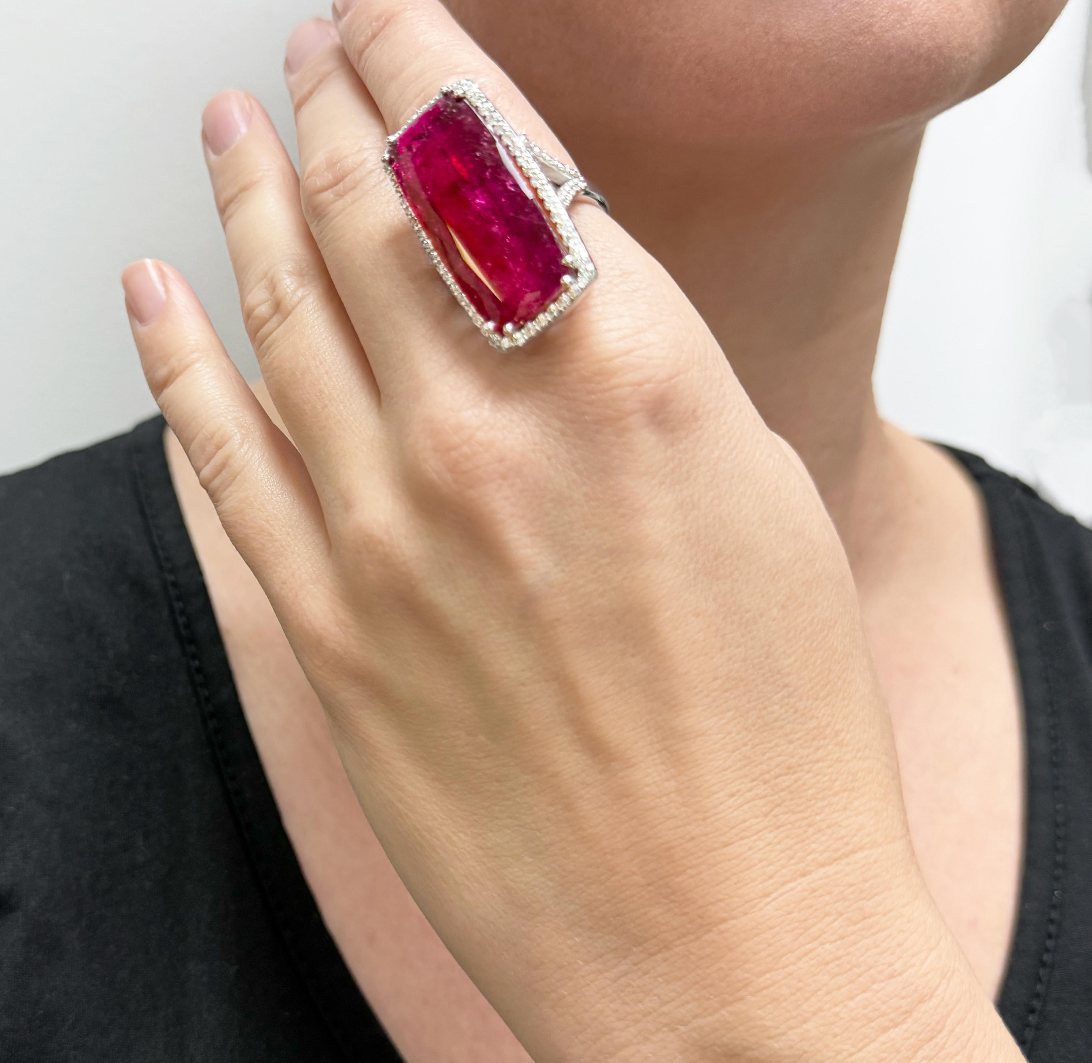 Turmalina roja rubelita 25,5 quilates con diamantes pavé Anillo Paradizia en venta 2