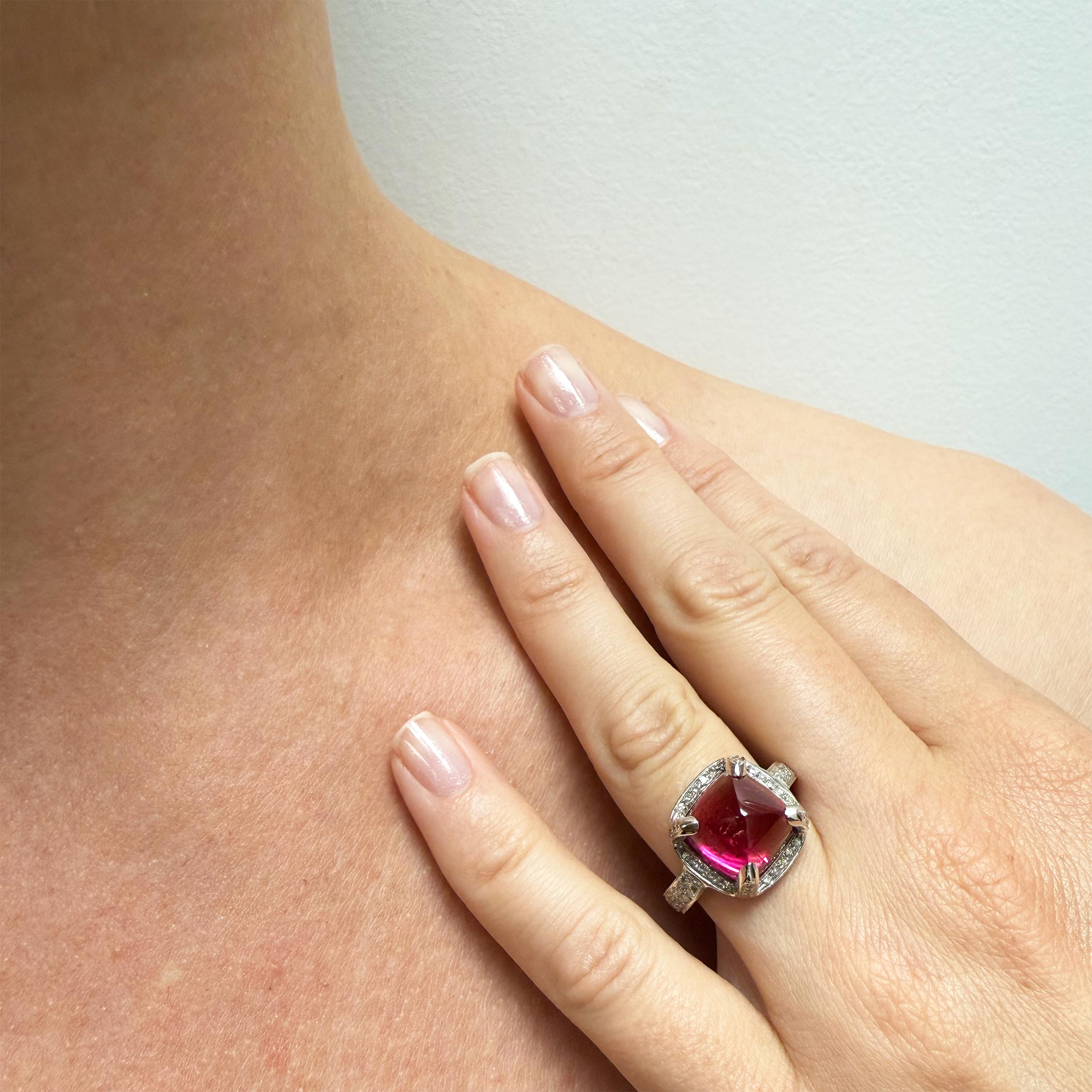 Descrizione
Il tuo stile lussuoso si riflette in questa voluttuosa e vellutata tormalina rossa dal taglio a forma di smerloaf da 8,75 carati, impreziosita da diamanti da 0,33 carati, che completerà con eleganza tutti gli abiti che sceglierai per i
