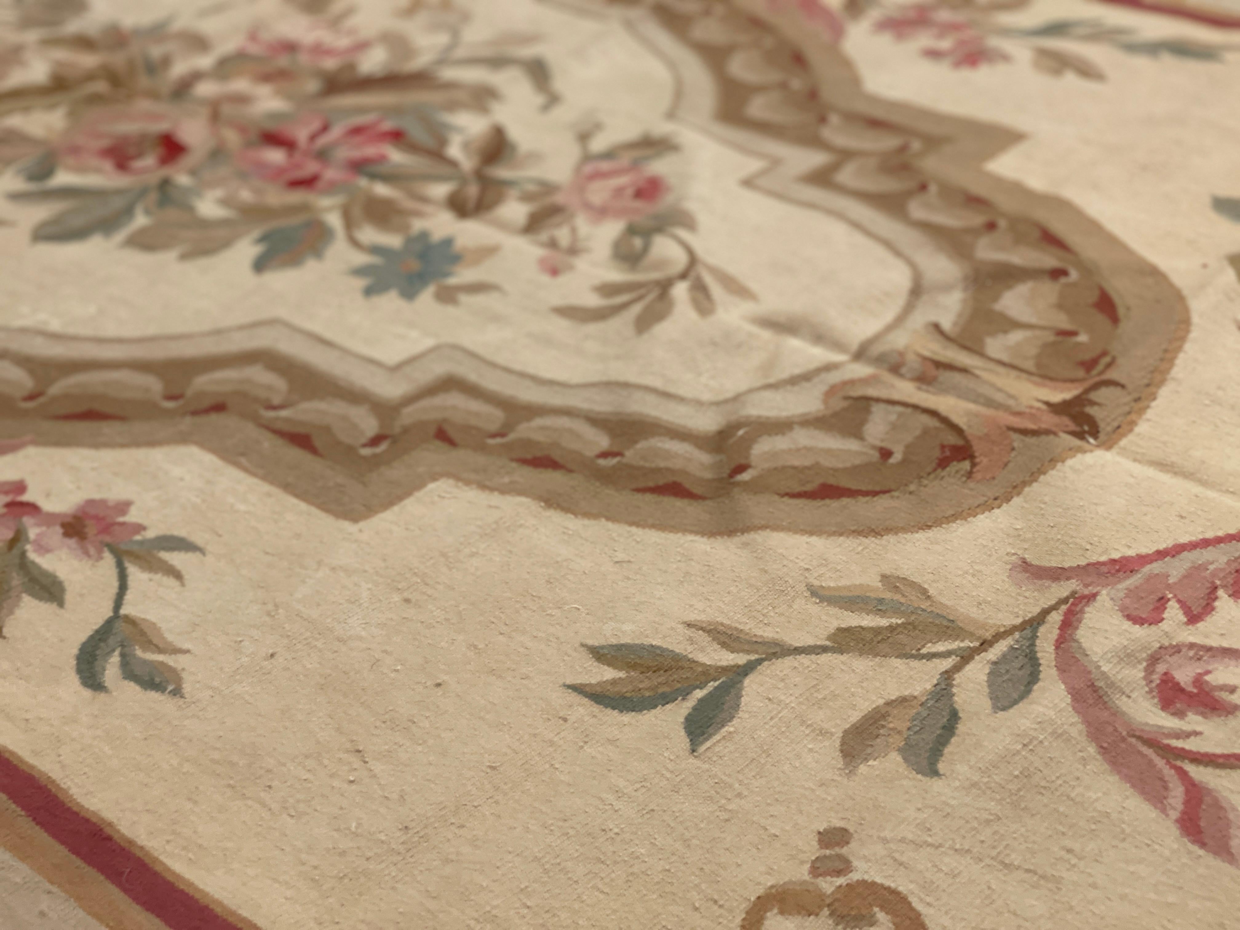 Red Traditional Aubusson Rug Handwoven Carpet Floral Wool Livingroom Rug  In Excellent Condition For Sale In Hampshire, GB