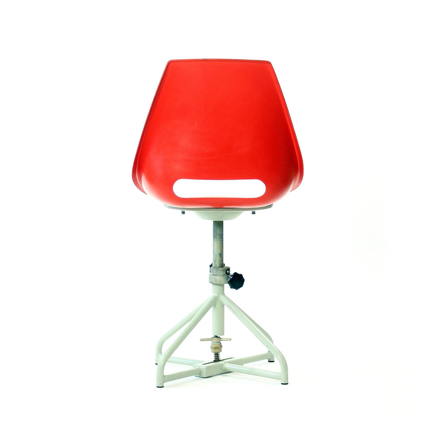 Chaise à plateau rouge Miroslav Navratil pour Vertex, années 1960 en vente 3