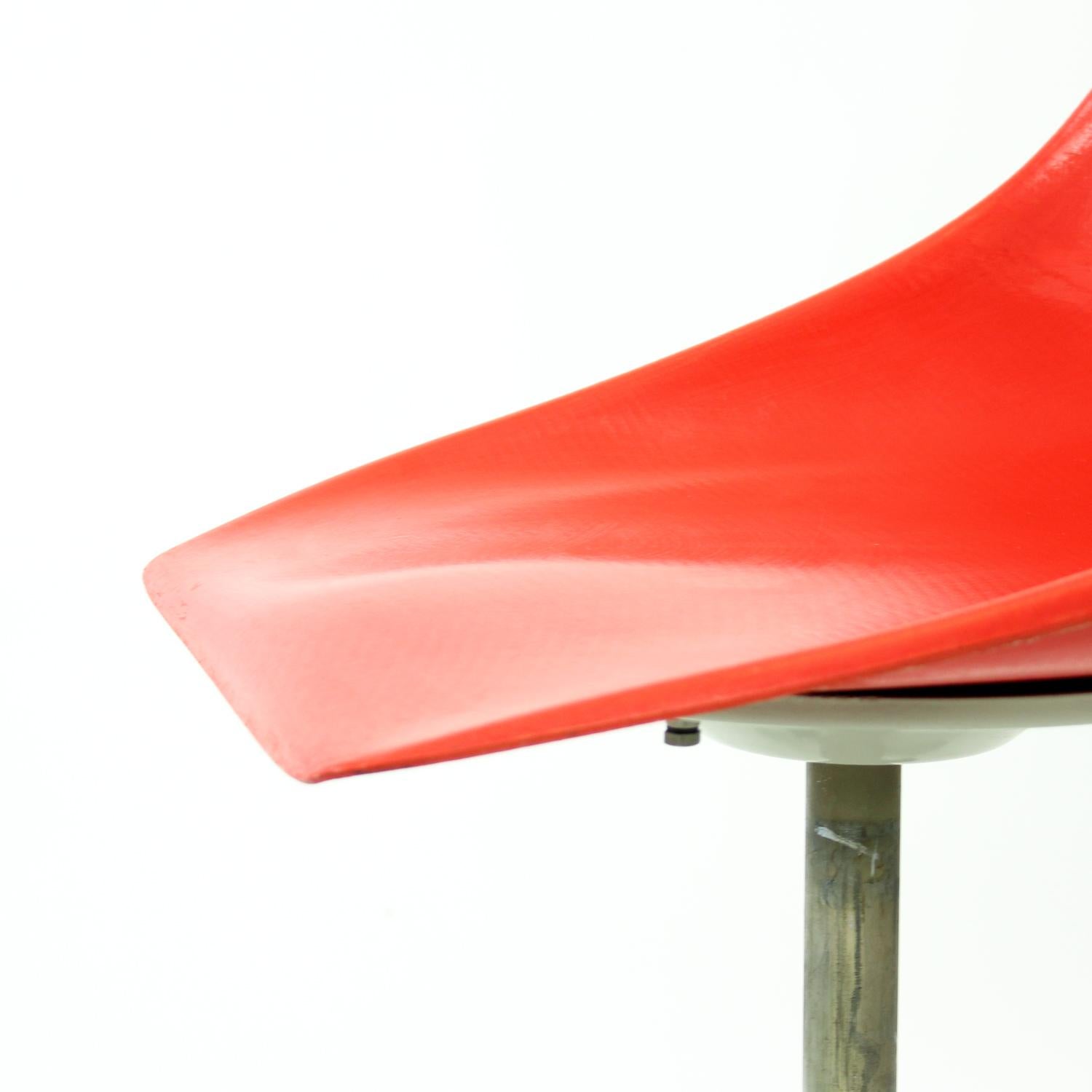 Roter Tablettstuhl von Miroslav Navratil für Vertex, 1960er Jahre im Angebot 6