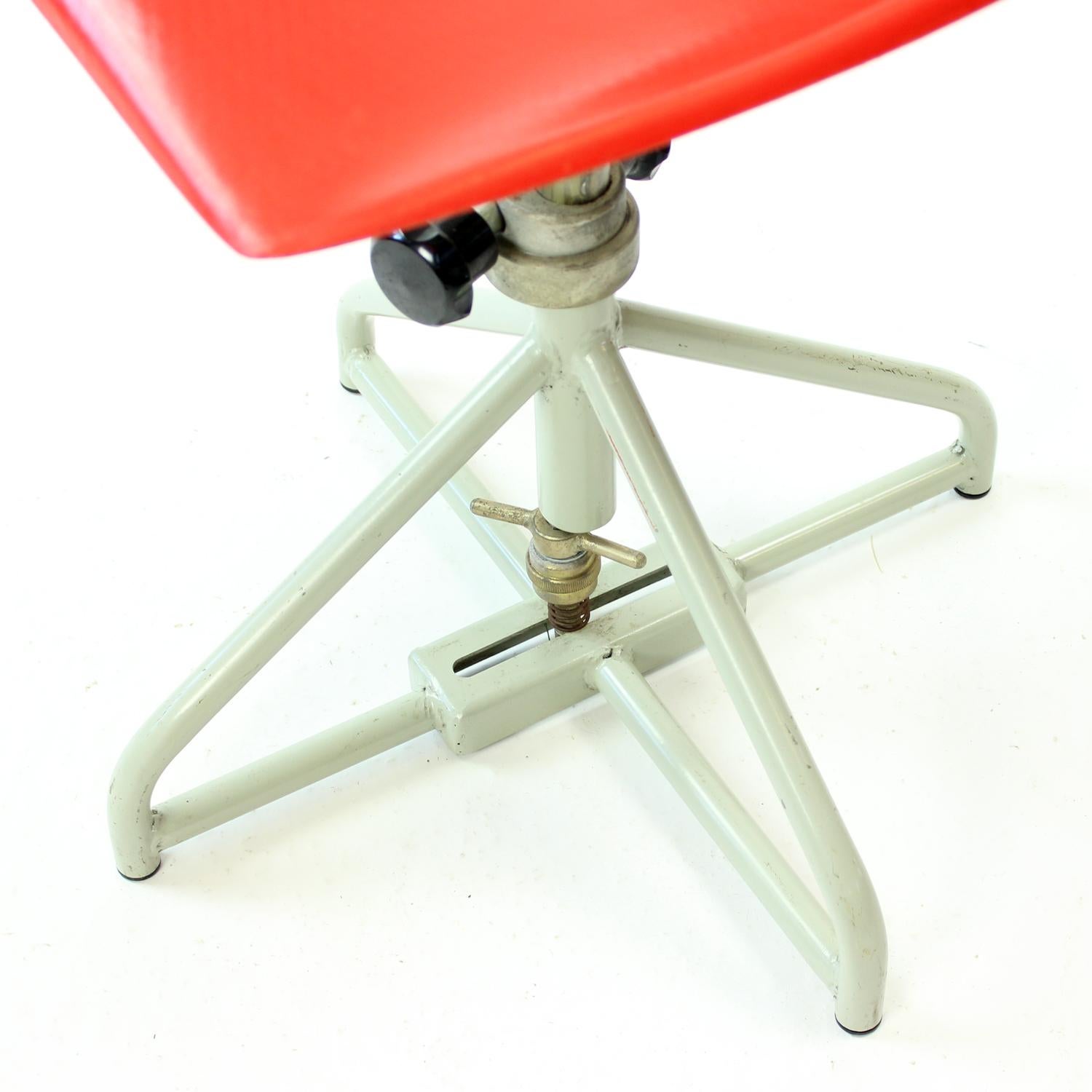 Red Tram Chair By Miroslav Navratil For Vertex, 1960s For Sale 7