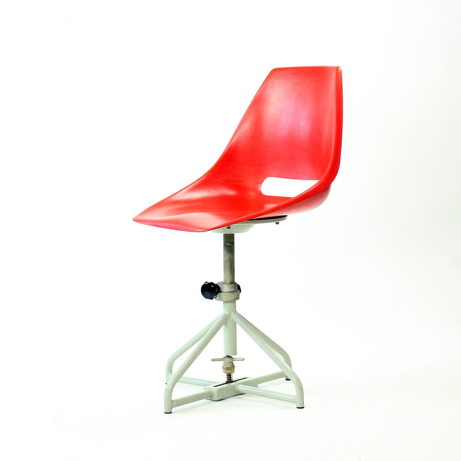 Roter Tablettstuhl von Miroslav Navratil für Vertex, 1960er Jahre (Mitte des 20. Jahrhunderts) im Angebot