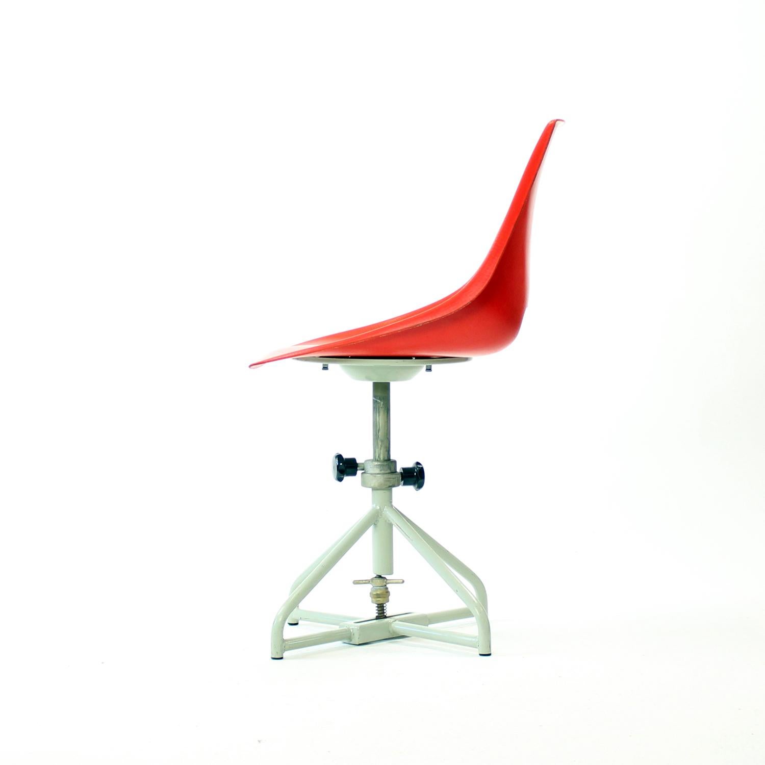 Roter Tablettstuhl von Miroslav Navratil für Vertex, 1960er Jahre (Stahl) im Angebot